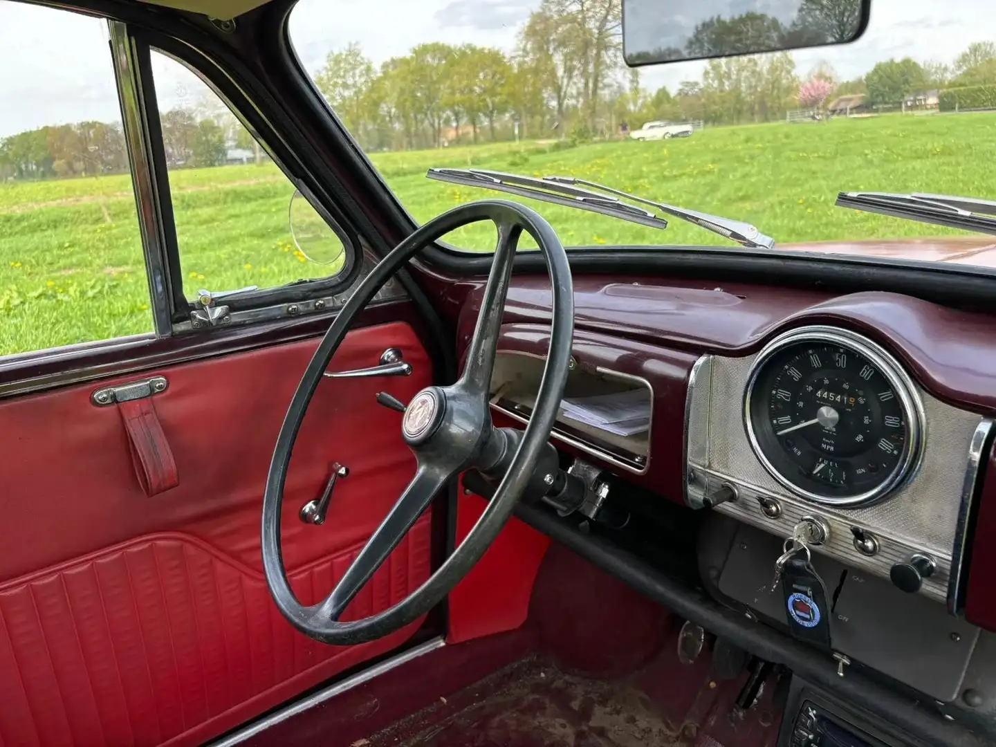 Oldtimer Morris Minor Traveller Rot - 2