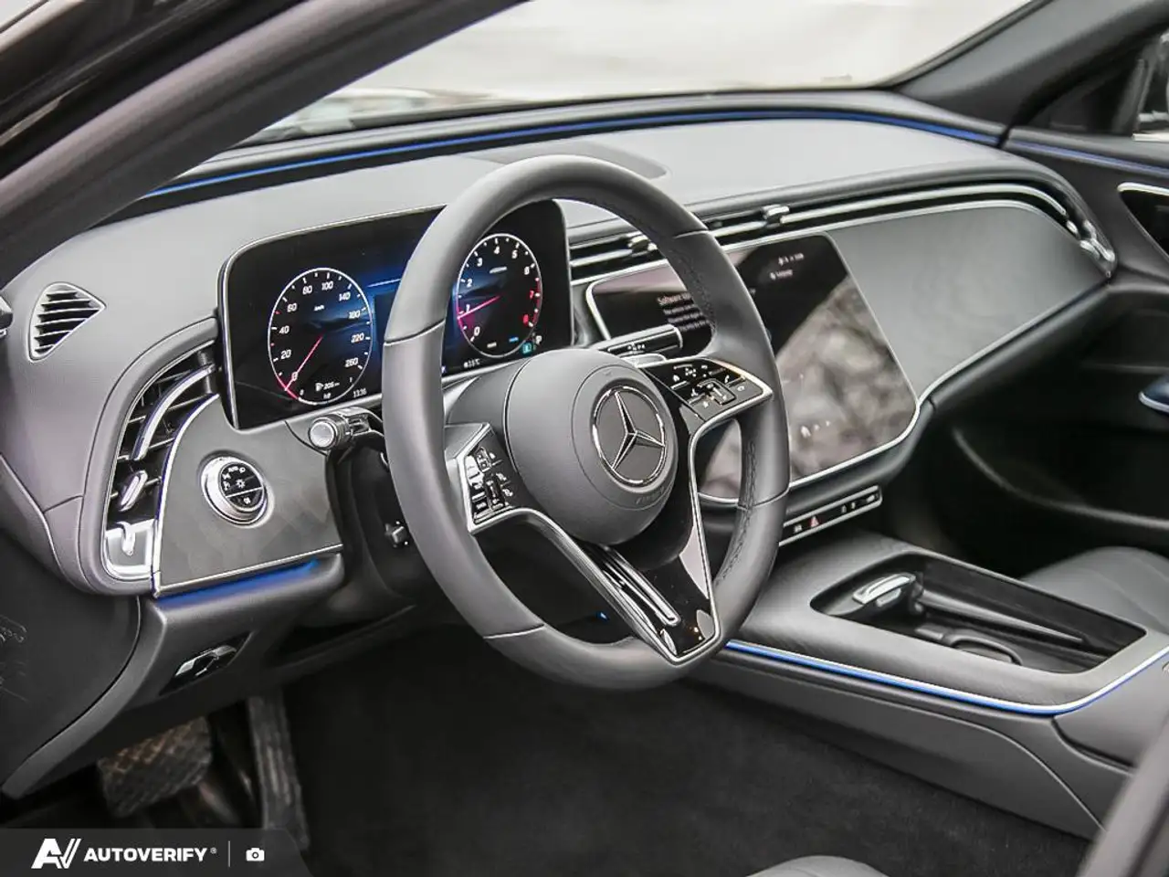 Mercedes-Benz E-Class снимка Mercedes-Benz E-Class