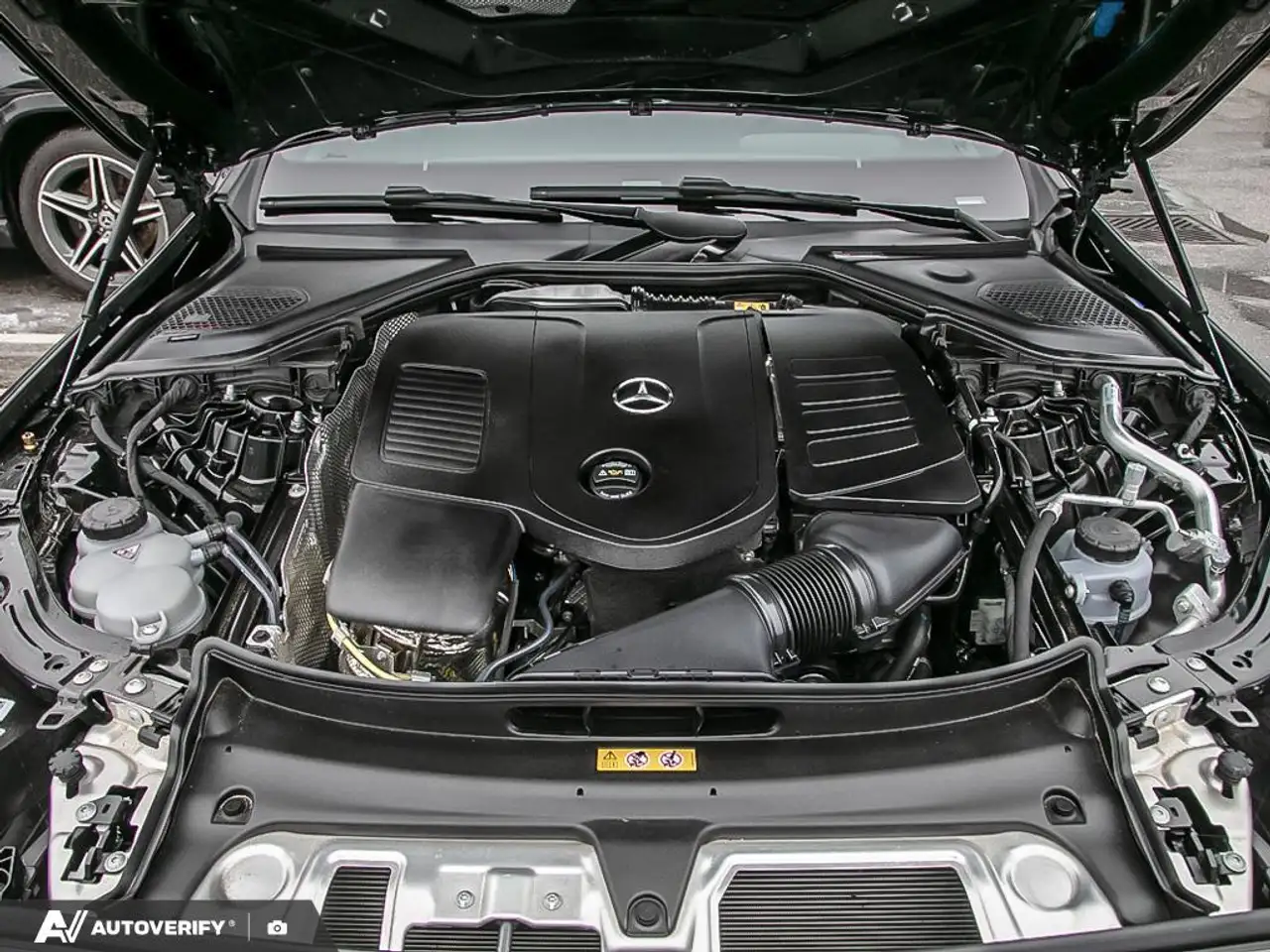 Mercedes-Benz E-Class снимка Mercedes-Benz E-Class