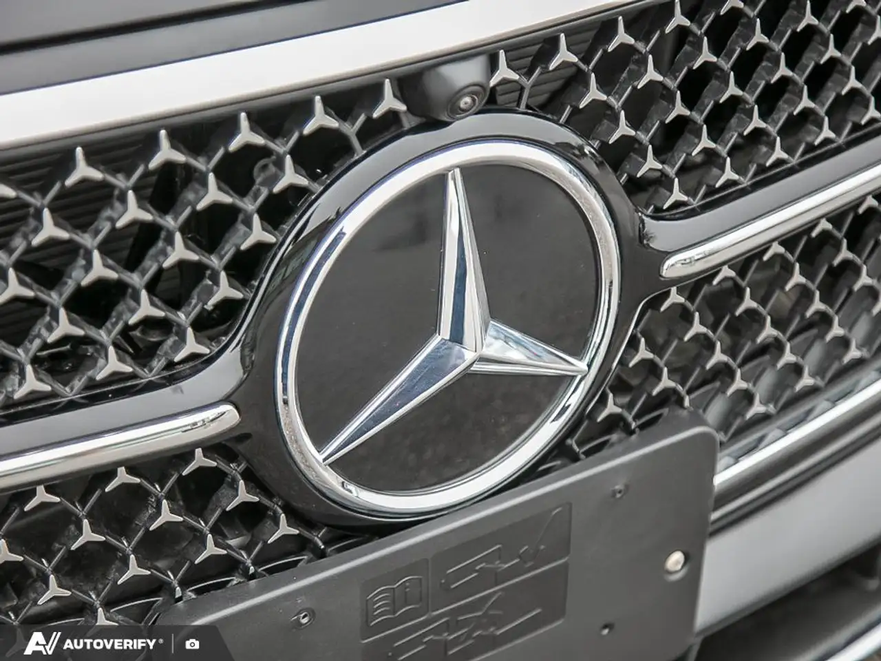 Mercedes-Benz E-Class снимка Mercedes-Benz E-Class