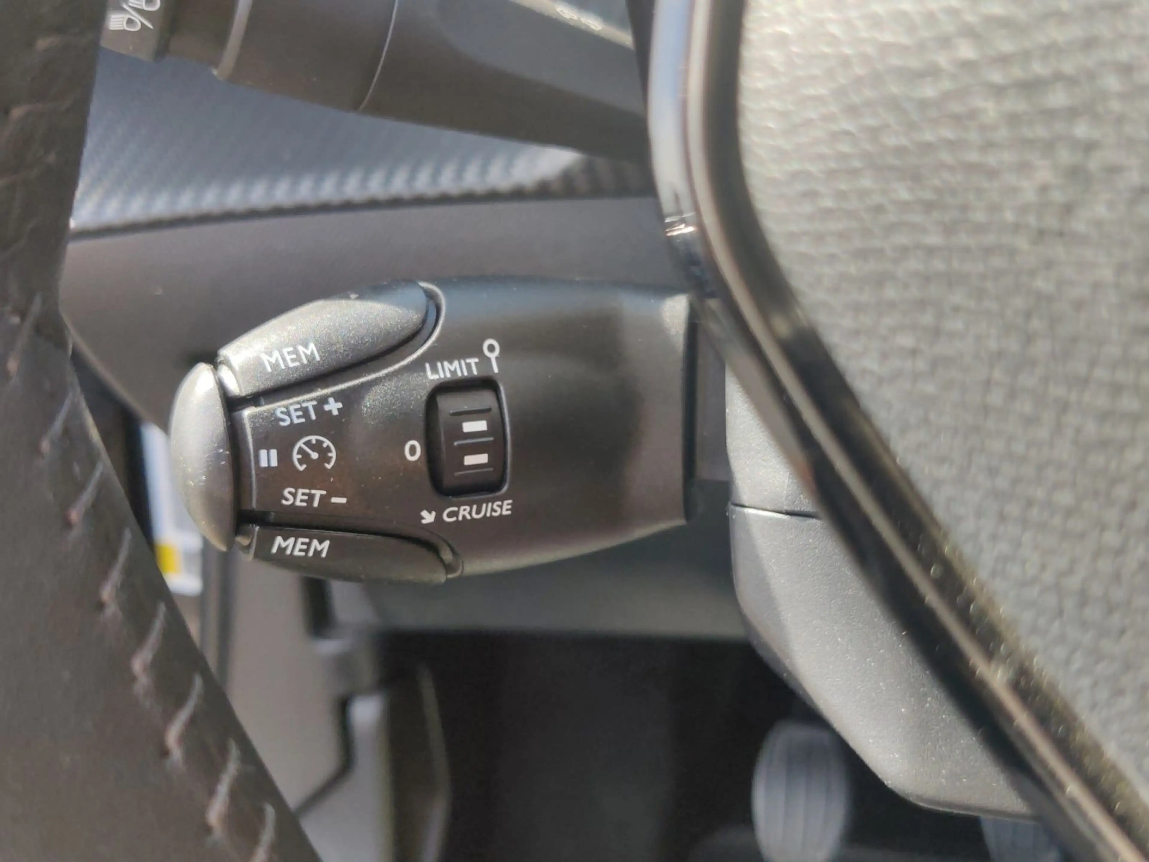Peugeot 2008 Allure Pack PT 130 NAVI Sitzheizung Kamera — photo 15