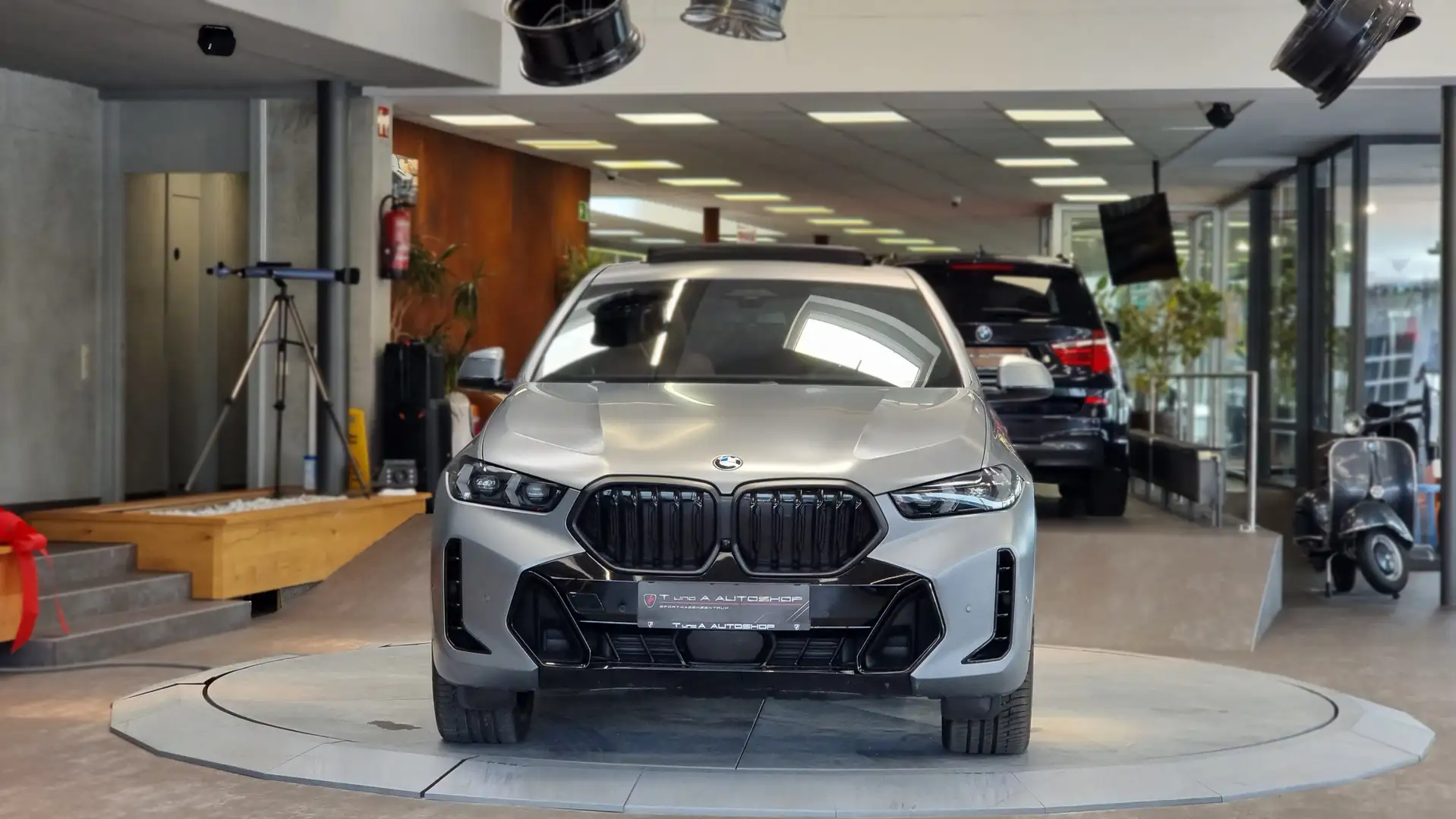 BMW X6 G06 30d xDrive M-Paket Aut. *Head-up*PAno*360°*H/K Grau - 2