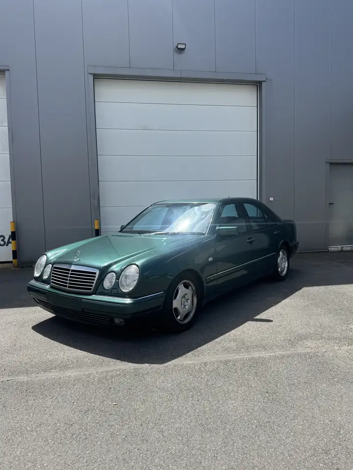Mercedes-Benz E 300 Avantgarde * Navi * Xenon * Weinig kilometers *, foto 2