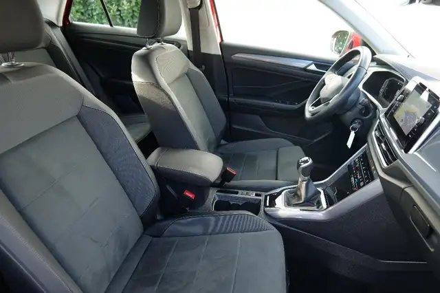 Volkswagen T-Roc view 11