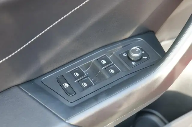 Volkswagen T-Roc view 17