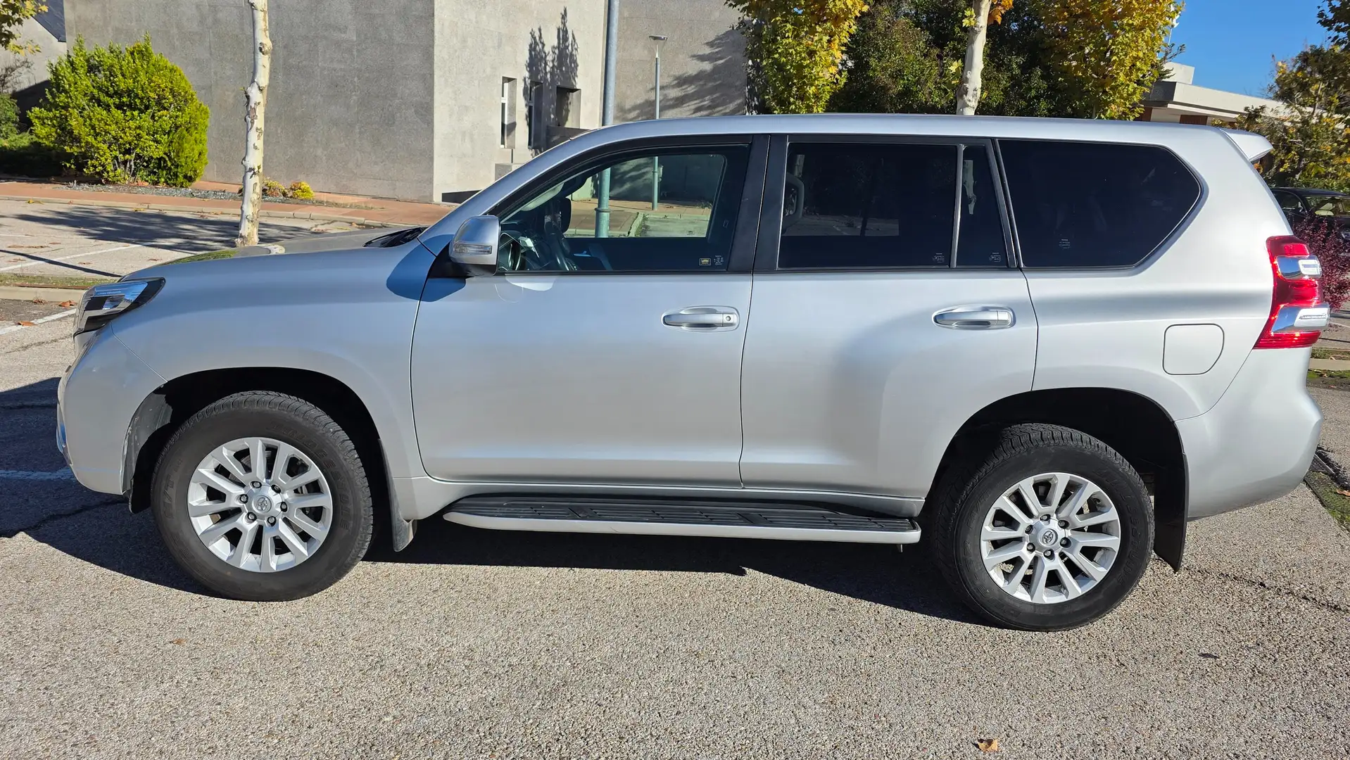 Toyota Land Cruiser Land Cruiser D-4D 5P VXL Aut. + P. OFF ROAD Plateado - 2