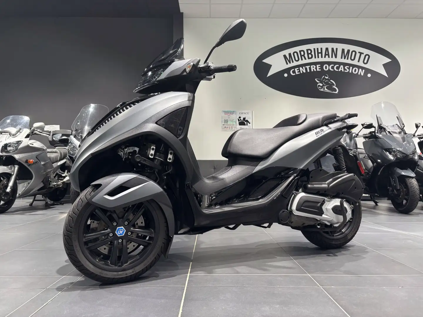 Piaggio MP3 300 Schwarz - 1