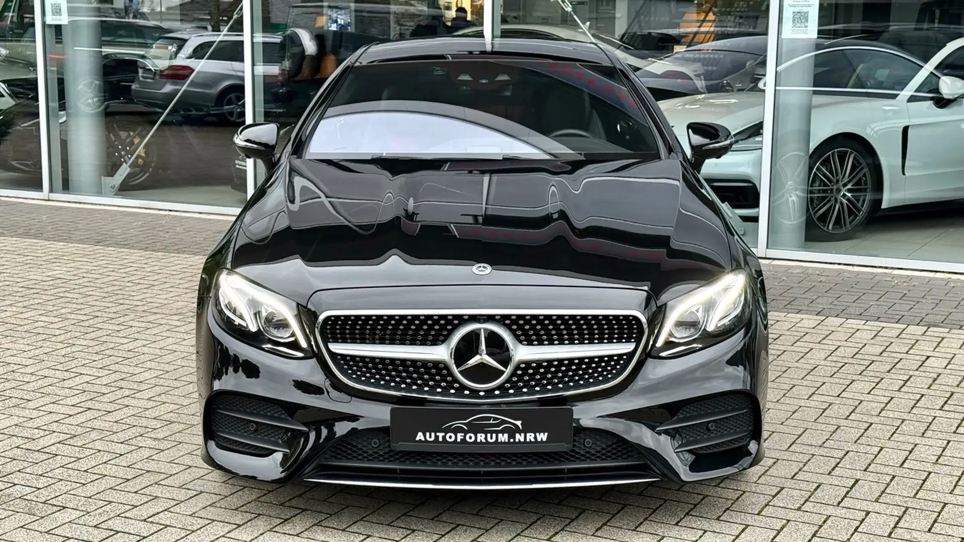 Mercedes-Benz E 450 AMG Line 4Matic Coupé*1. Hand*Burmester*Headup Чёрный - 2