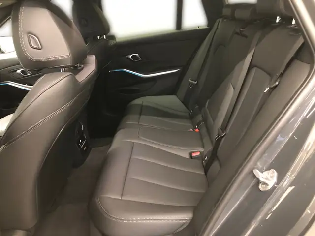 BMW 3 Series view 5