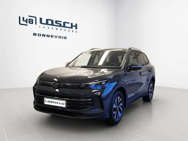 Volkswagen Tiguan view 3