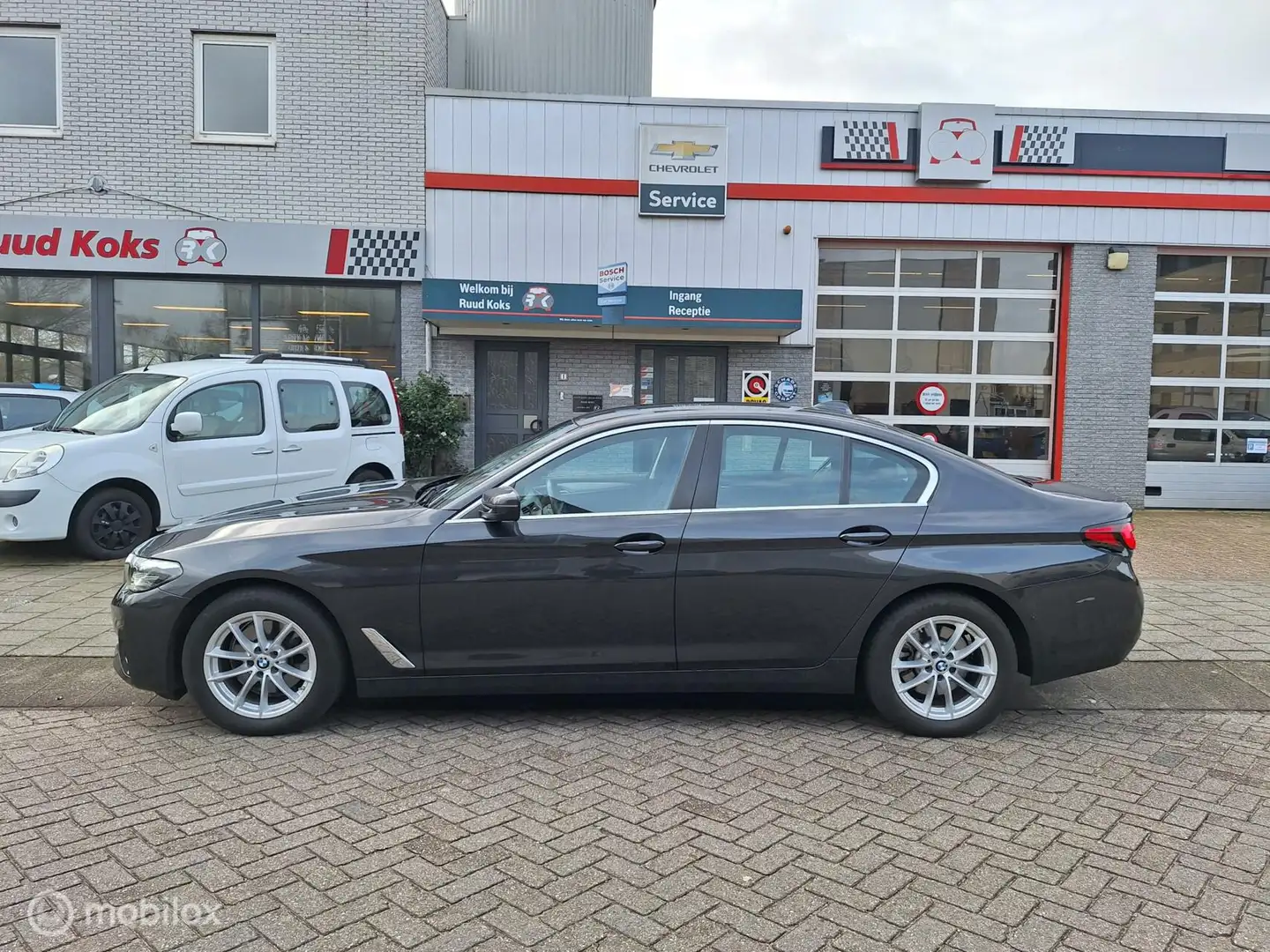 BMW 520 5-SERIE 520i EXECUTIVE EDITION / Camera / Carplay Grijs - 2