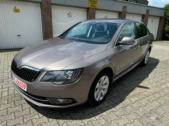 Skoda Superb Elegance-Leder-Navi-Xenon-4xSHZ