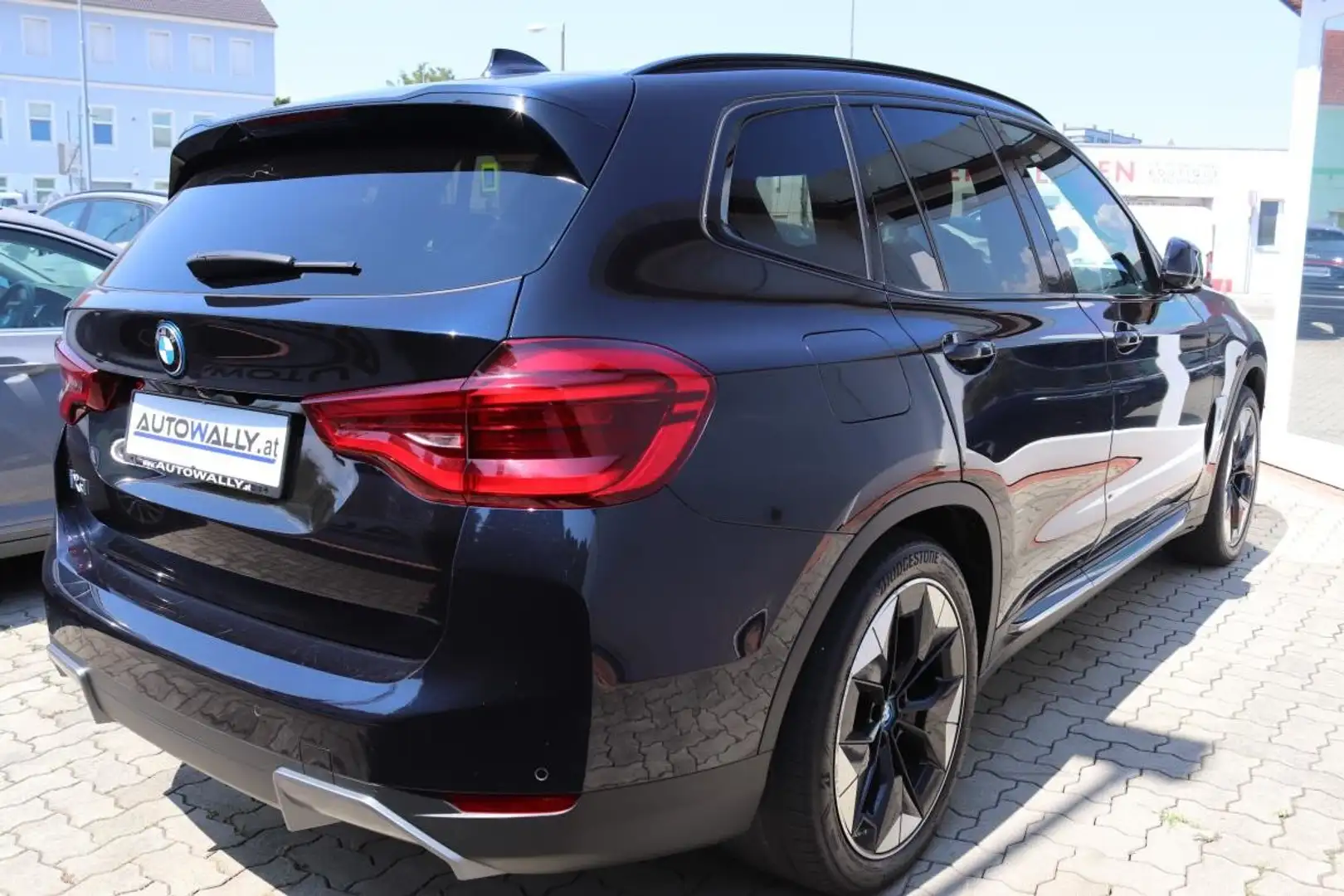 BMW iX3 iX3 73,8kWh Impressive Schwarz - 2
