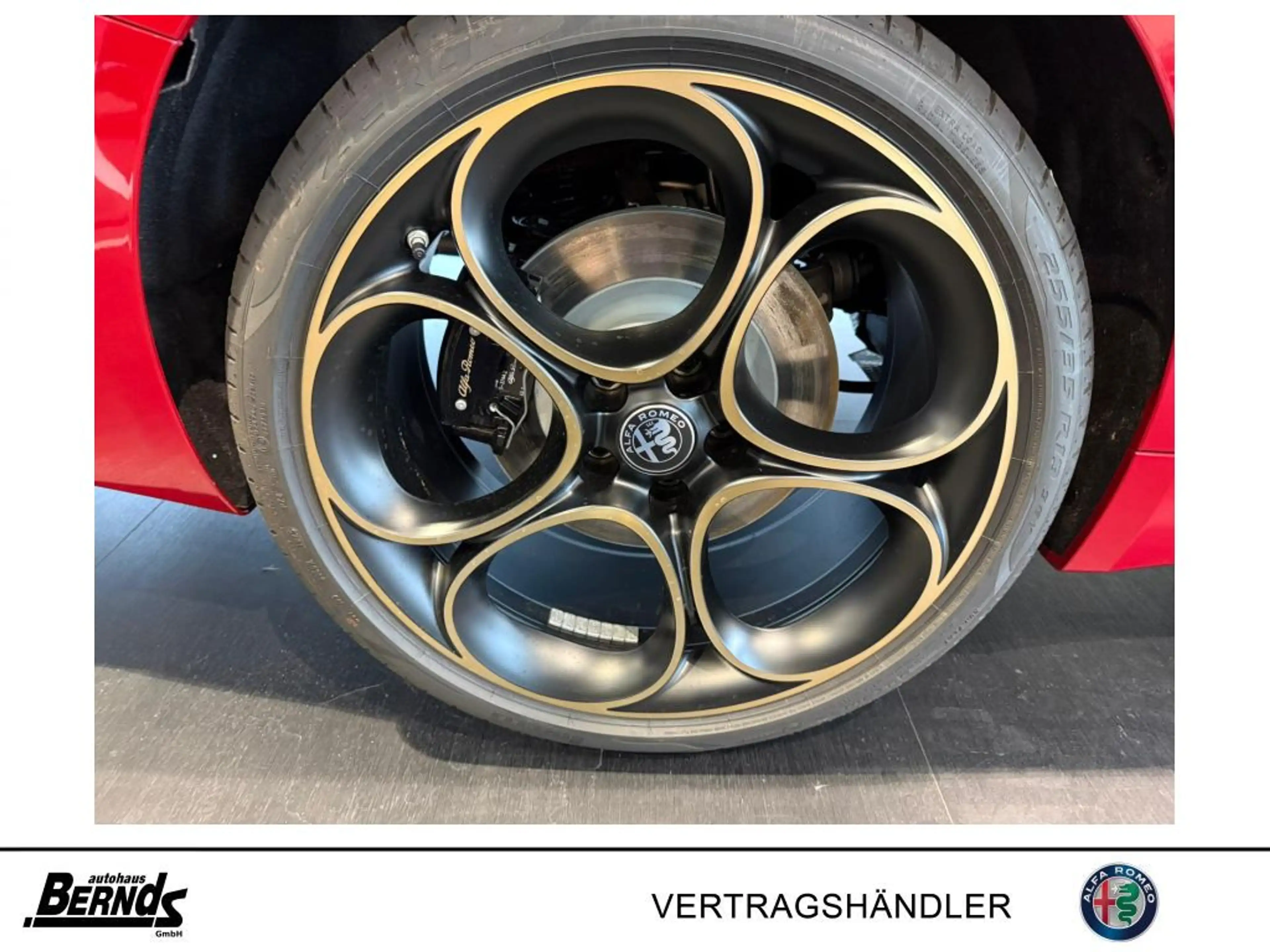 Alfa Romeo Giulia 2.0 Turbo 16V AT8-Q4 Intensa Glasschiebedach — photo 9