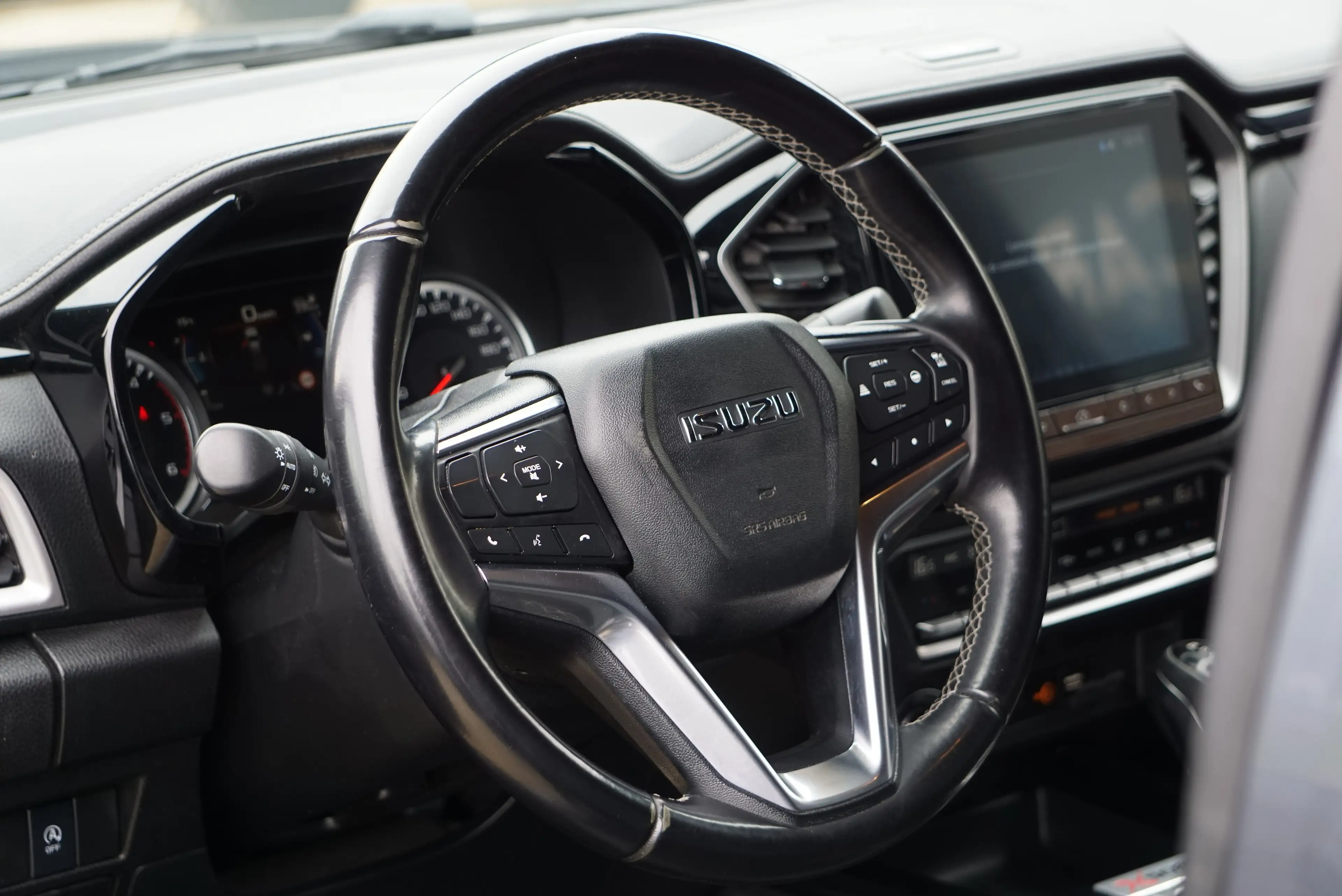 Isuzu D-Max 1.9 TURBO D 4WD X-SERIES HARDTOP CARPLAY CARNET COMPLET — photo 8