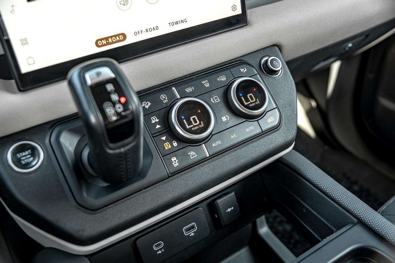 2022 Land Rover Defender X-DYNAMIC SE 90 AWD| CLEAN CARFAX | ONE OWNER | PA thumb 35