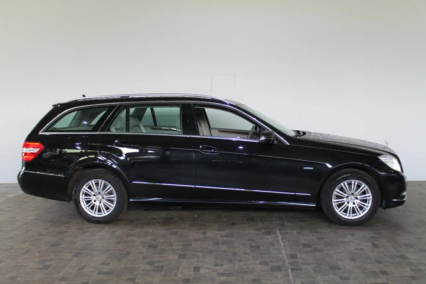 Mercedes-Benz E 200 E 200 CGI BlueEfficiency, 2.Hand, Xenon, Automatik Black - 1