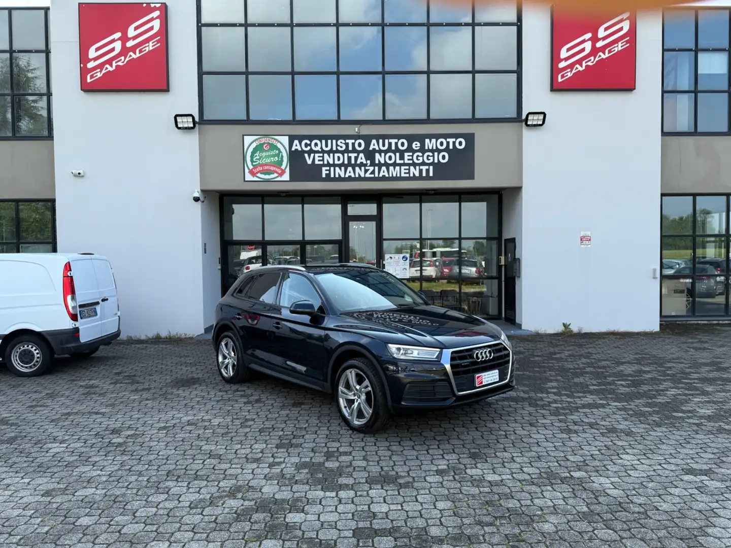 Audi Q5 40 TDI quattro S tronic Business Blau - 1