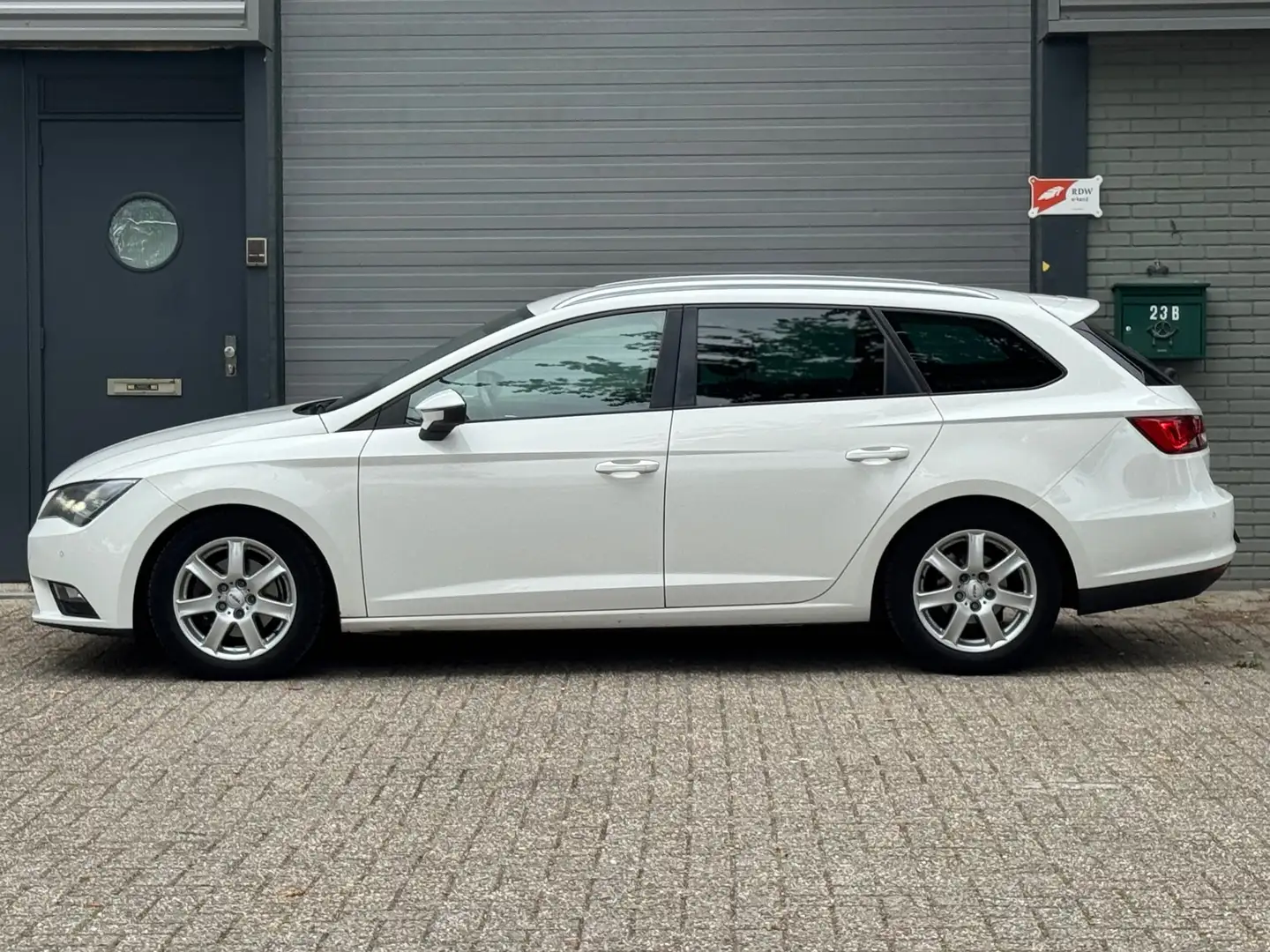 SEAT Leon ST 1.6 TDI Style Business Ecomotive Wit - 2