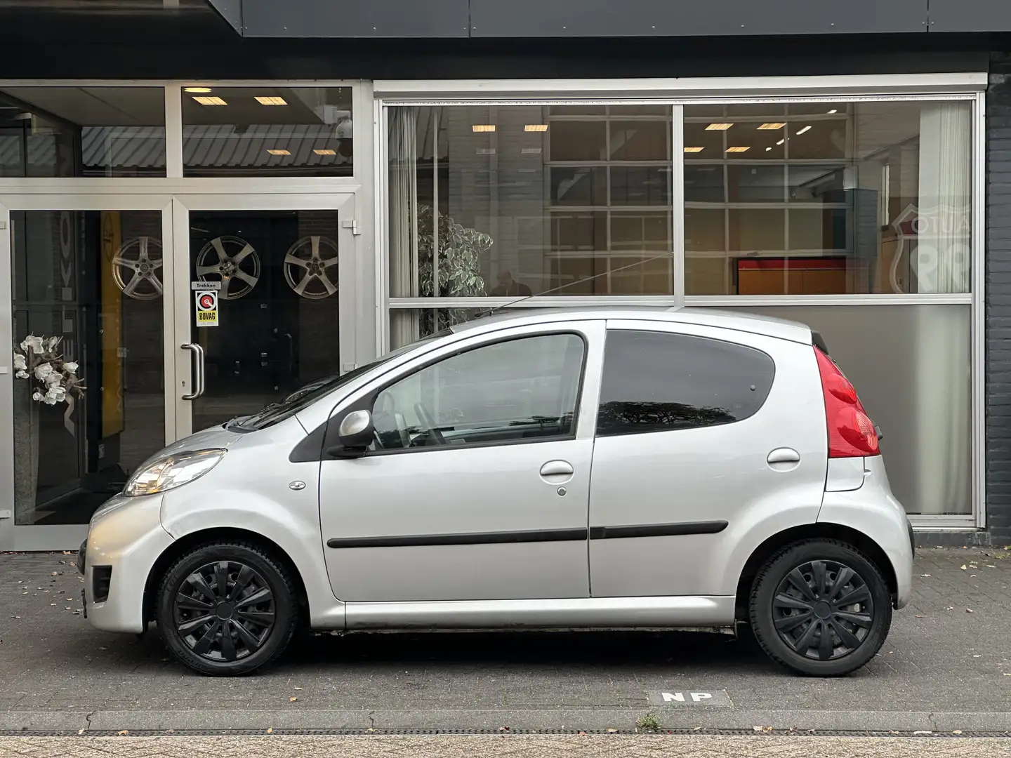 Peugeot 107 1.0-12V XR AIRCO / CARPLAY / ELEKT RAMEN / RIJKLAA Grau - 2