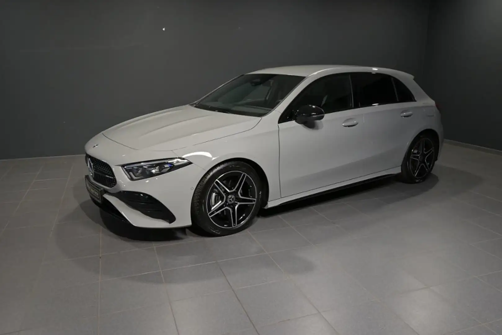 Mercedes-Benz A 200 AMG Night SpurW W-Paket S-Sitz PDC SHZ LM Grau - 1