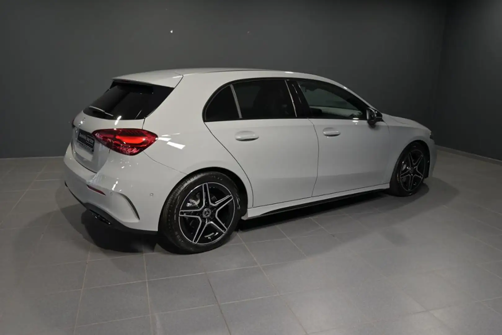 Mercedes-Benz A 200 AMG Night SpurW W-Paket S-Sitz PDC SHZ LM Grau - 2