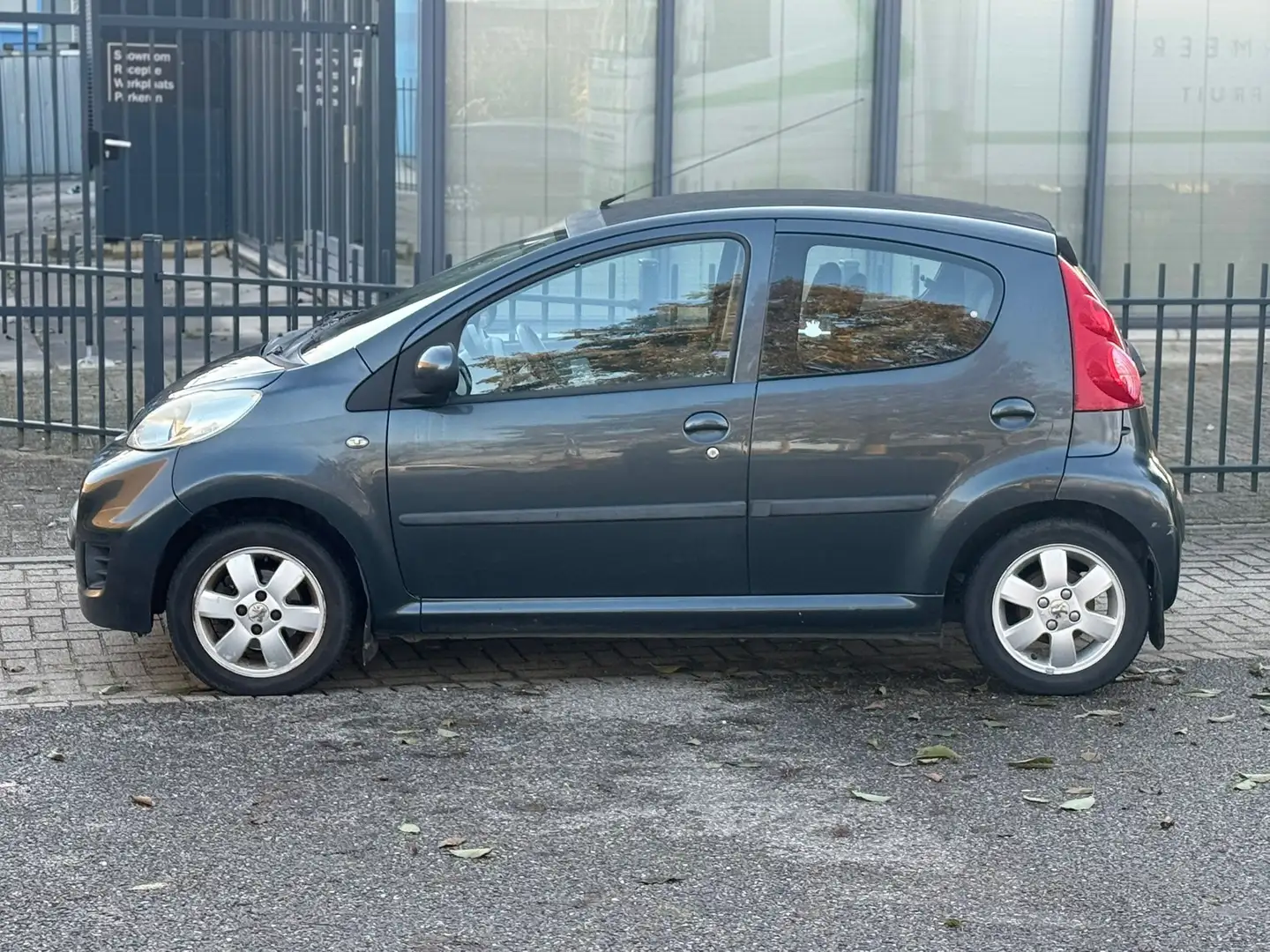 Peugeot 107 1.0 / APK / 12V Sublime Grau - 2