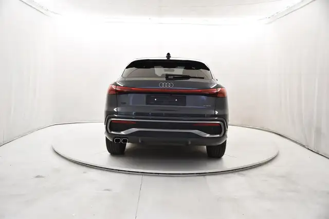 Audi Q5 view 4