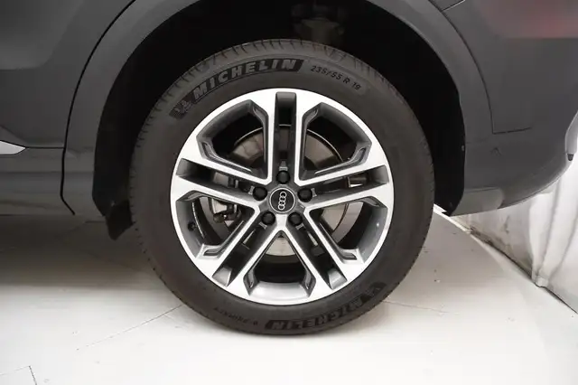 Audi Q5 view 6