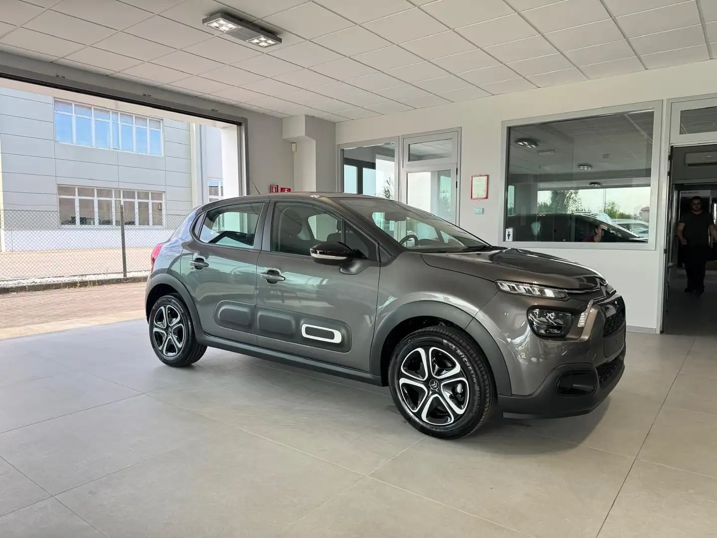 Citroen C3 PureTech 83 Plus Grau - 2