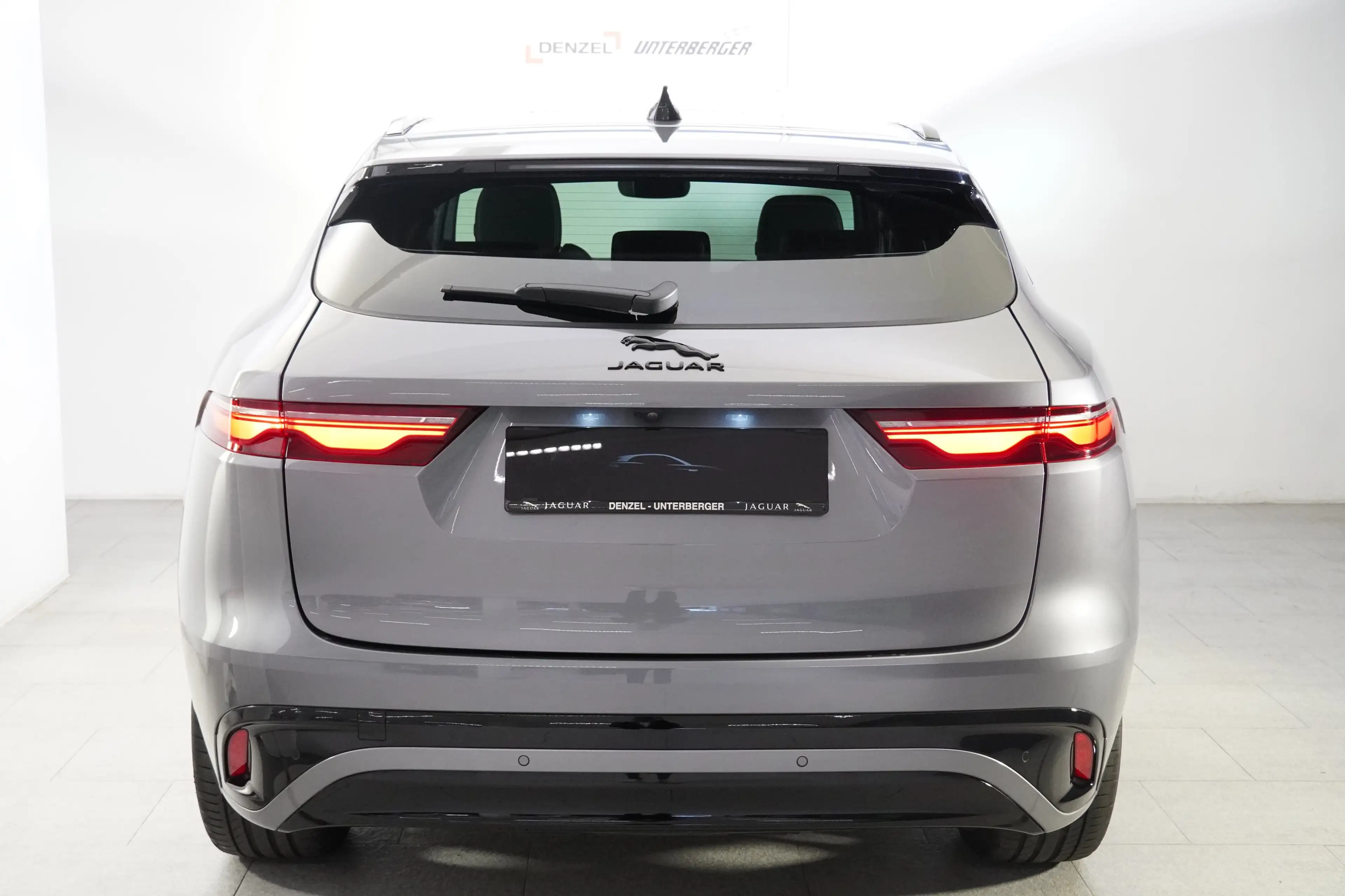 Jaguar F-Pace 2.0PHEV R Dyn S — photo 8