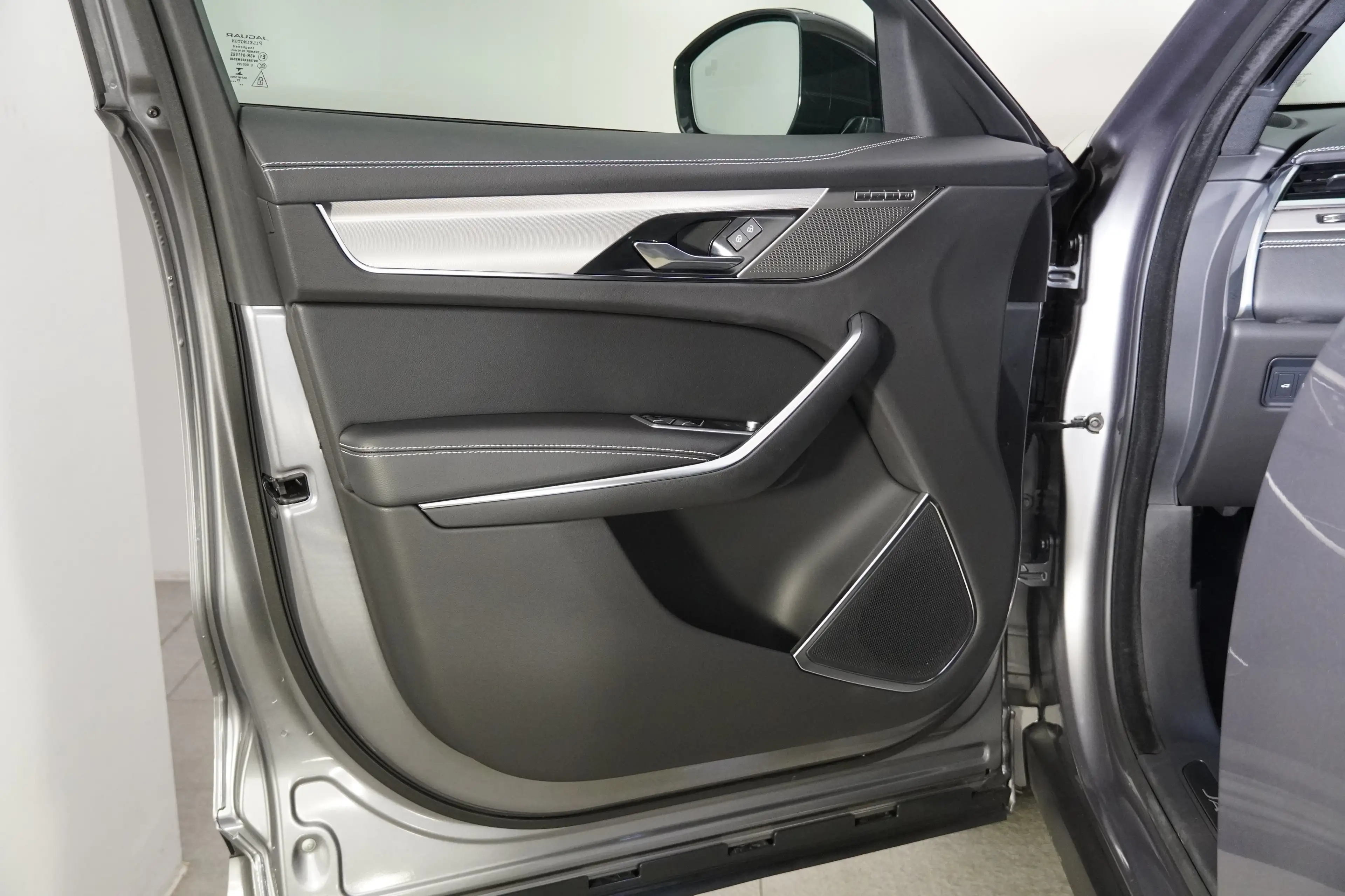 Jaguar F-Pace 2.0PHEV R Dyn S — photo 11