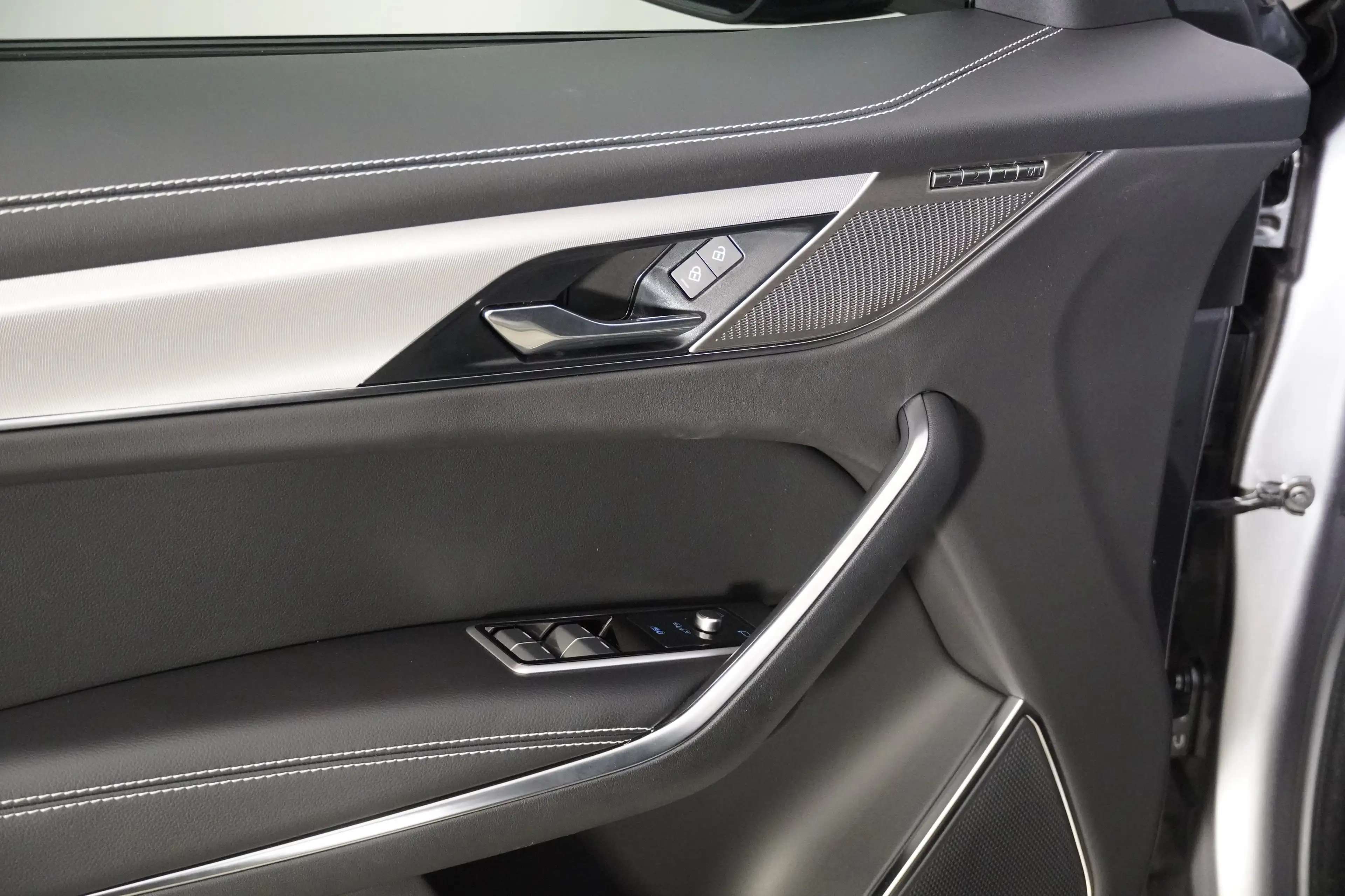 Jaguar F-Pace 2.0PHEV R Dyn S — photo 12
