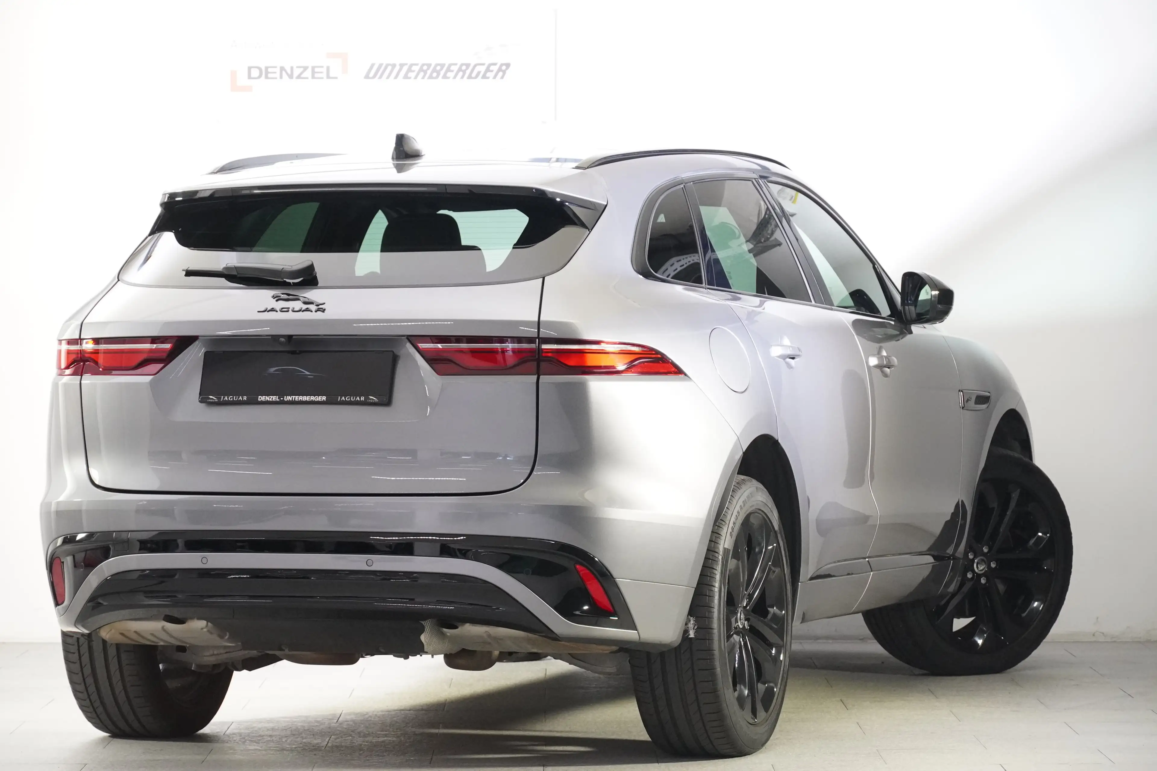 Jaguar F-Pace 2.0PHEV R Dyn S — photo 4