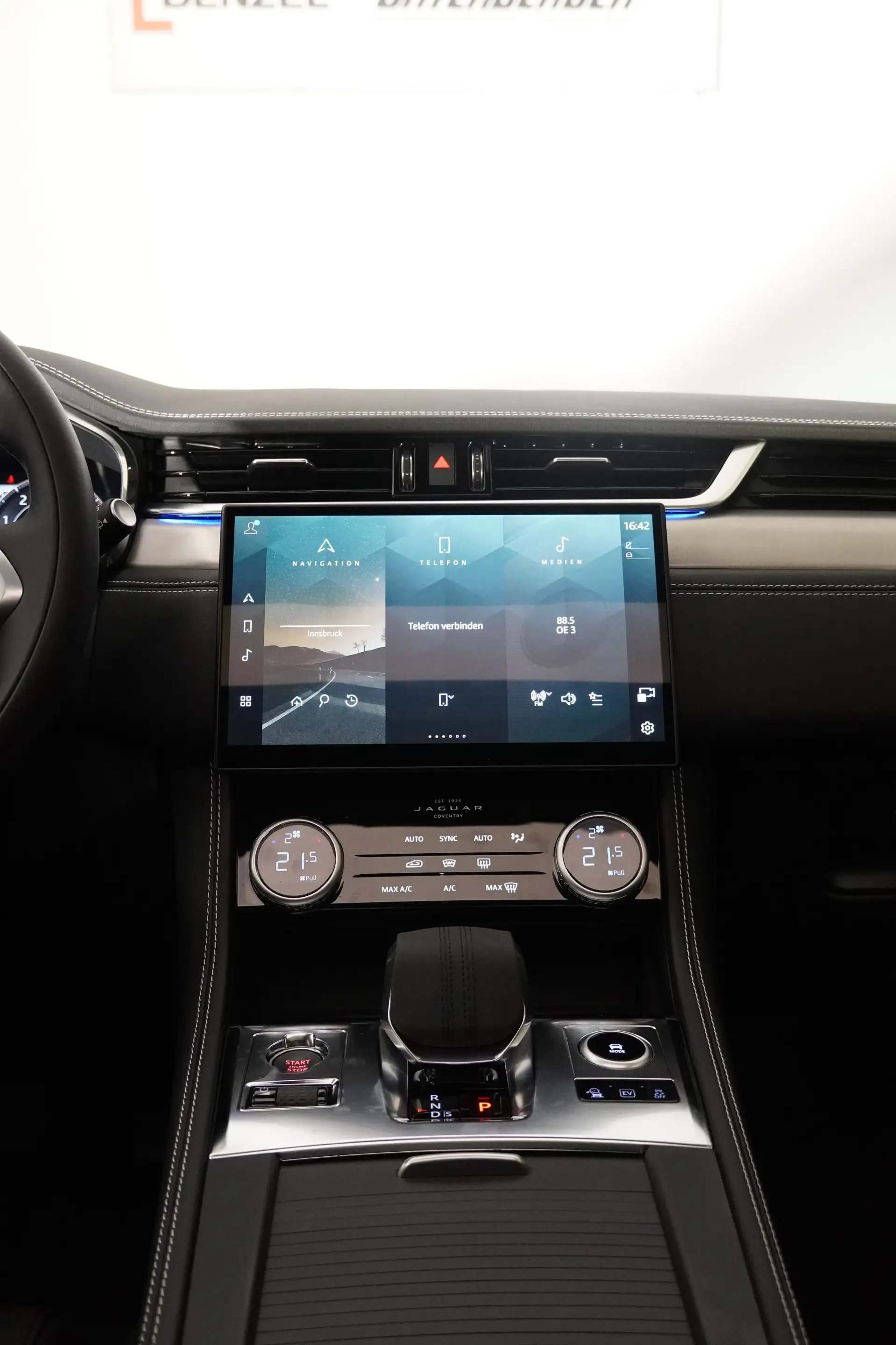 Jaguar F-Pace 2.0PHEV R Dyn S — photo 14