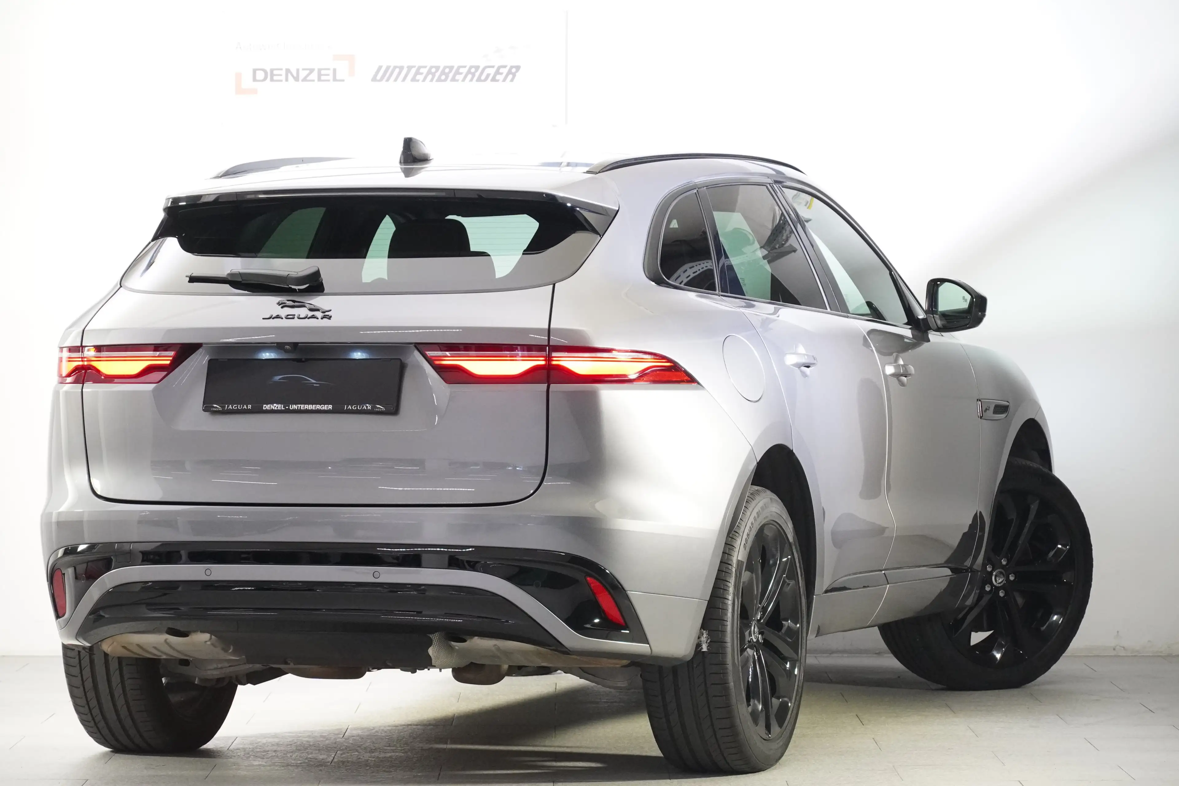 Jaguar F-Pace 2.0PHEV R Dyn S — photo 3