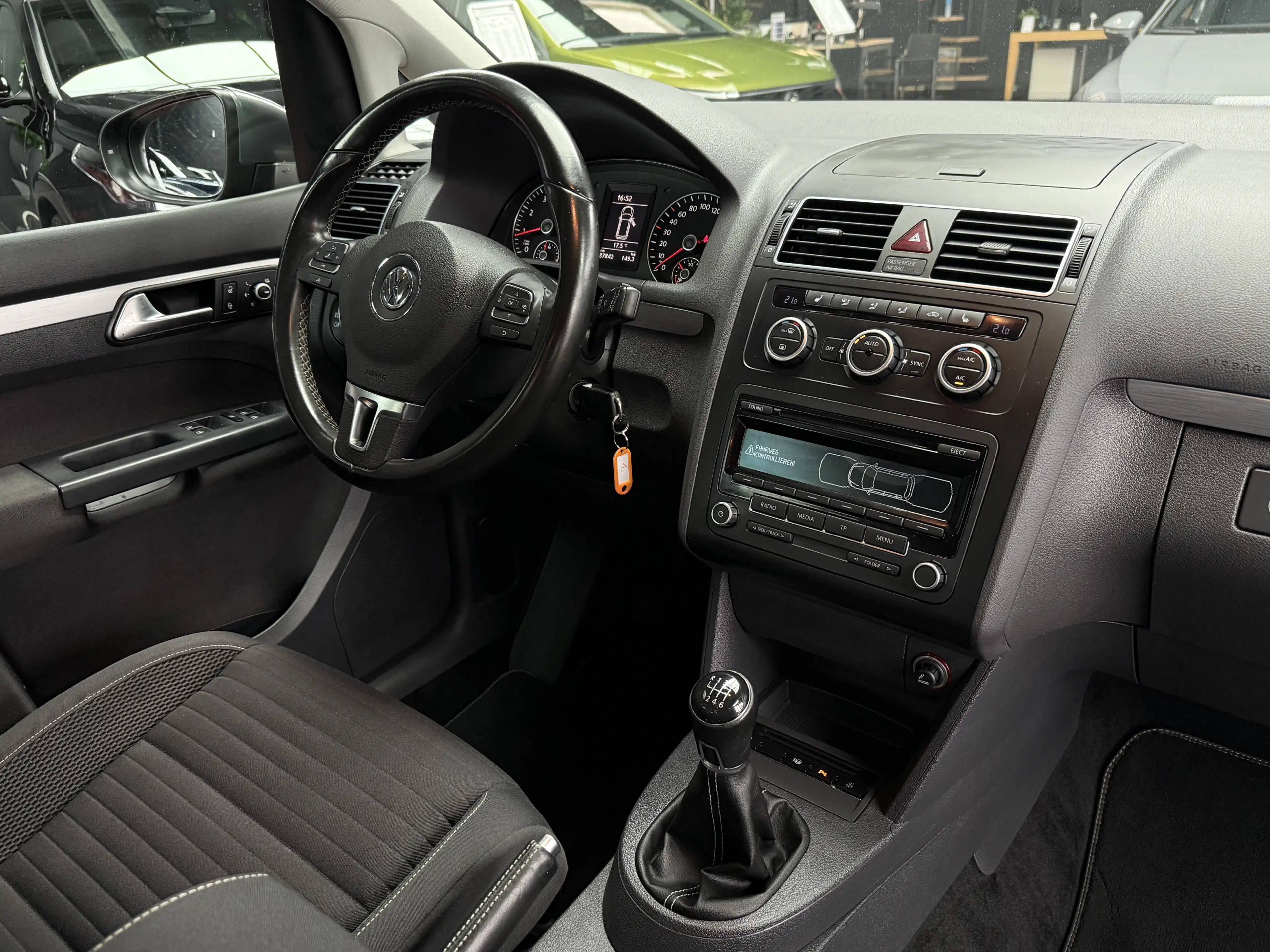Volkswagen Touran Cup   AHK Klimaautomatik SHZ PDC v&h — photo 11