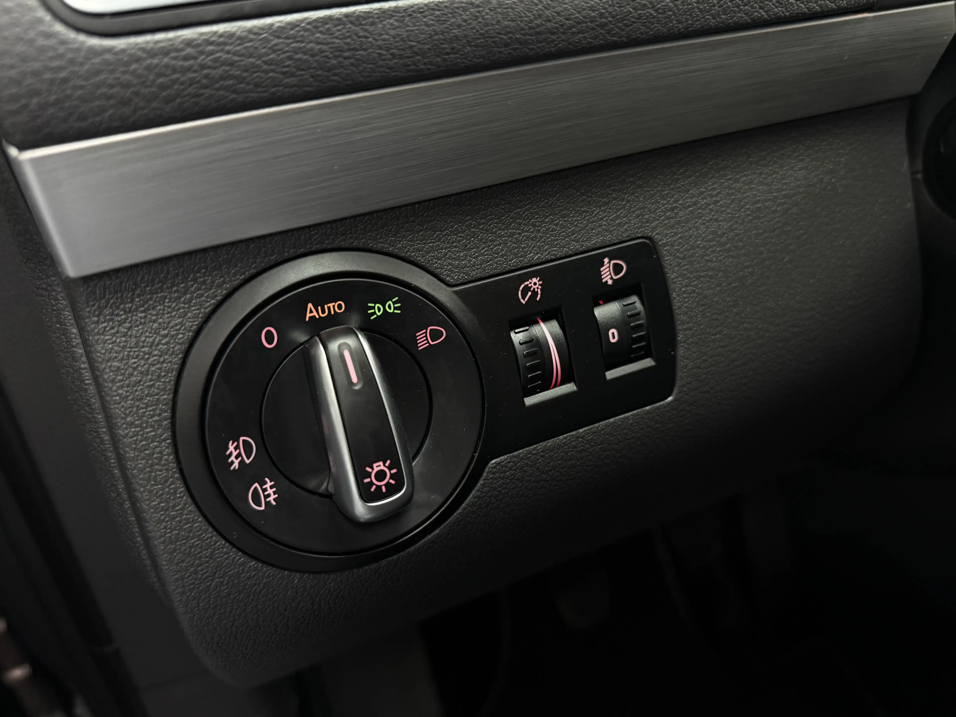 Volkswagen Touran Cup   AHK Klimaautomatik SHZ PDC v&h — photo 12