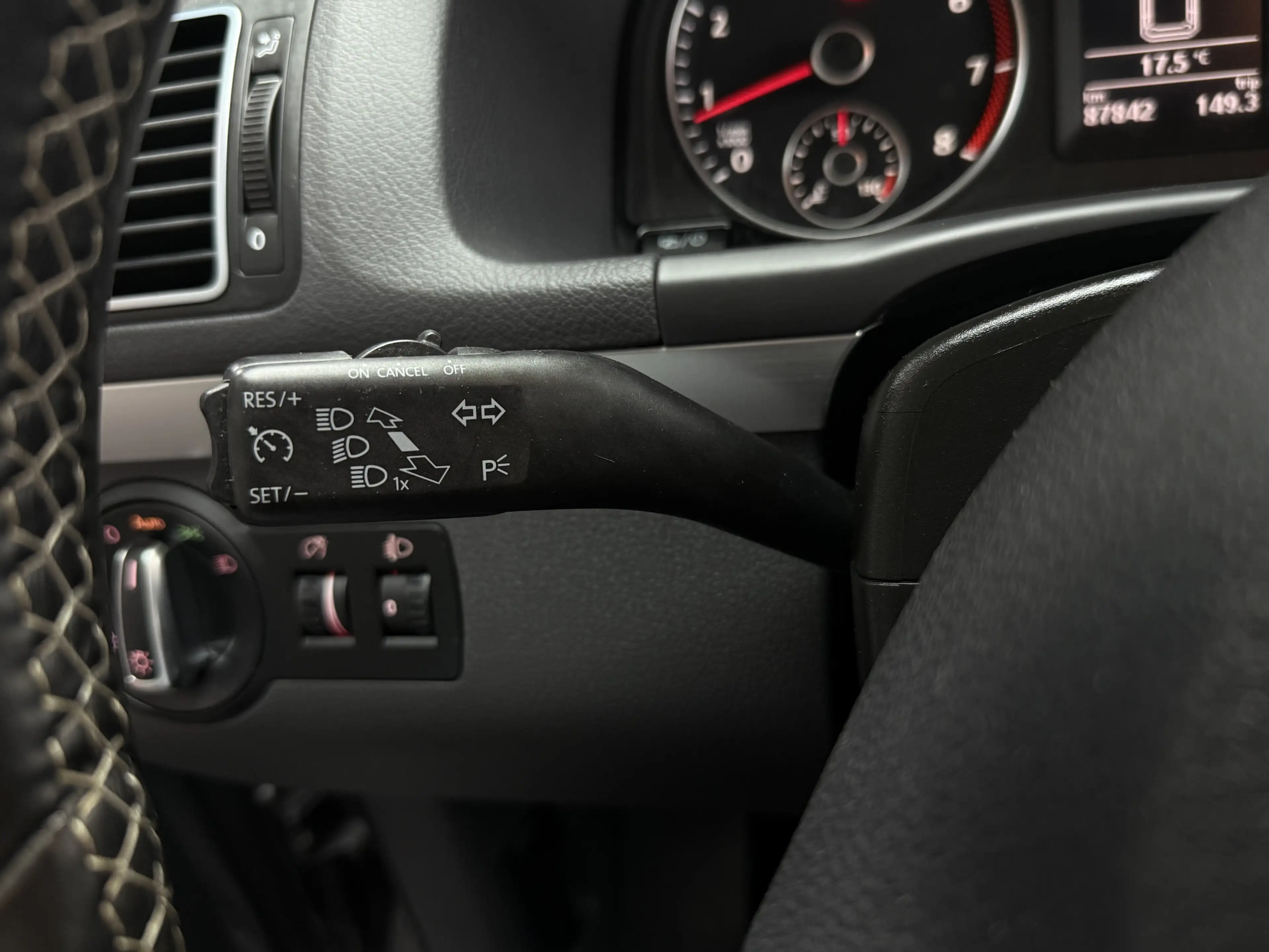 Volkswagen Touran Cup   AHK Klimaautomatik SHZ PDC v&h — photo 15