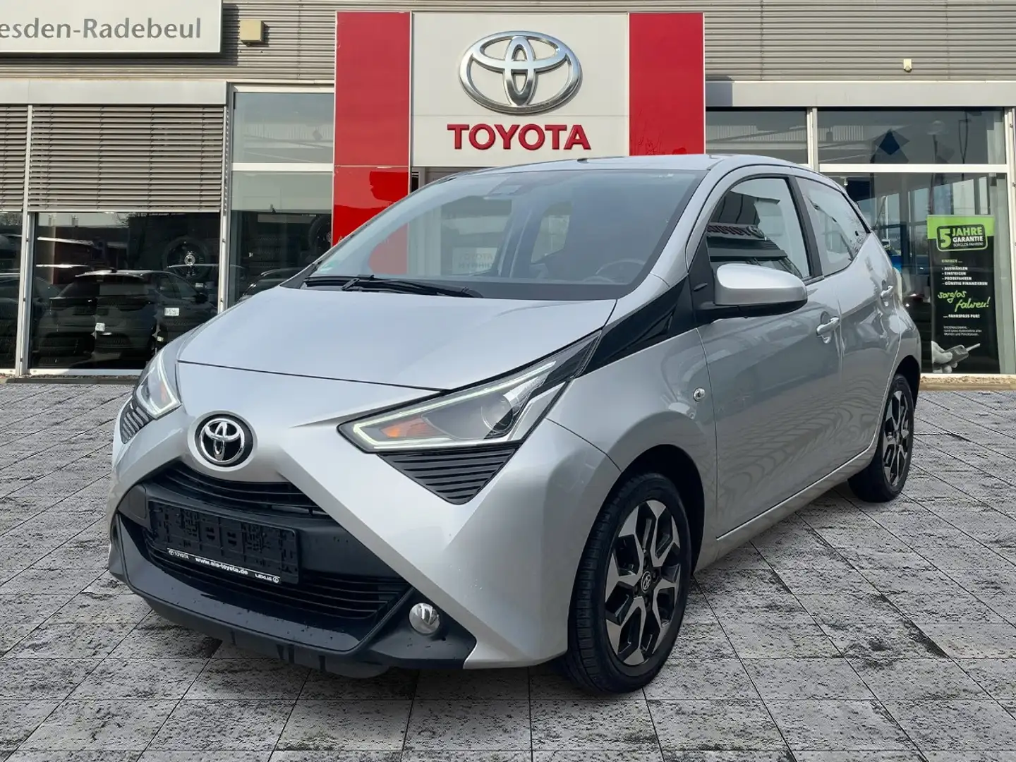 Toyota Aygo 1.0 x-play connect SpurH LM KAM Silber - 2