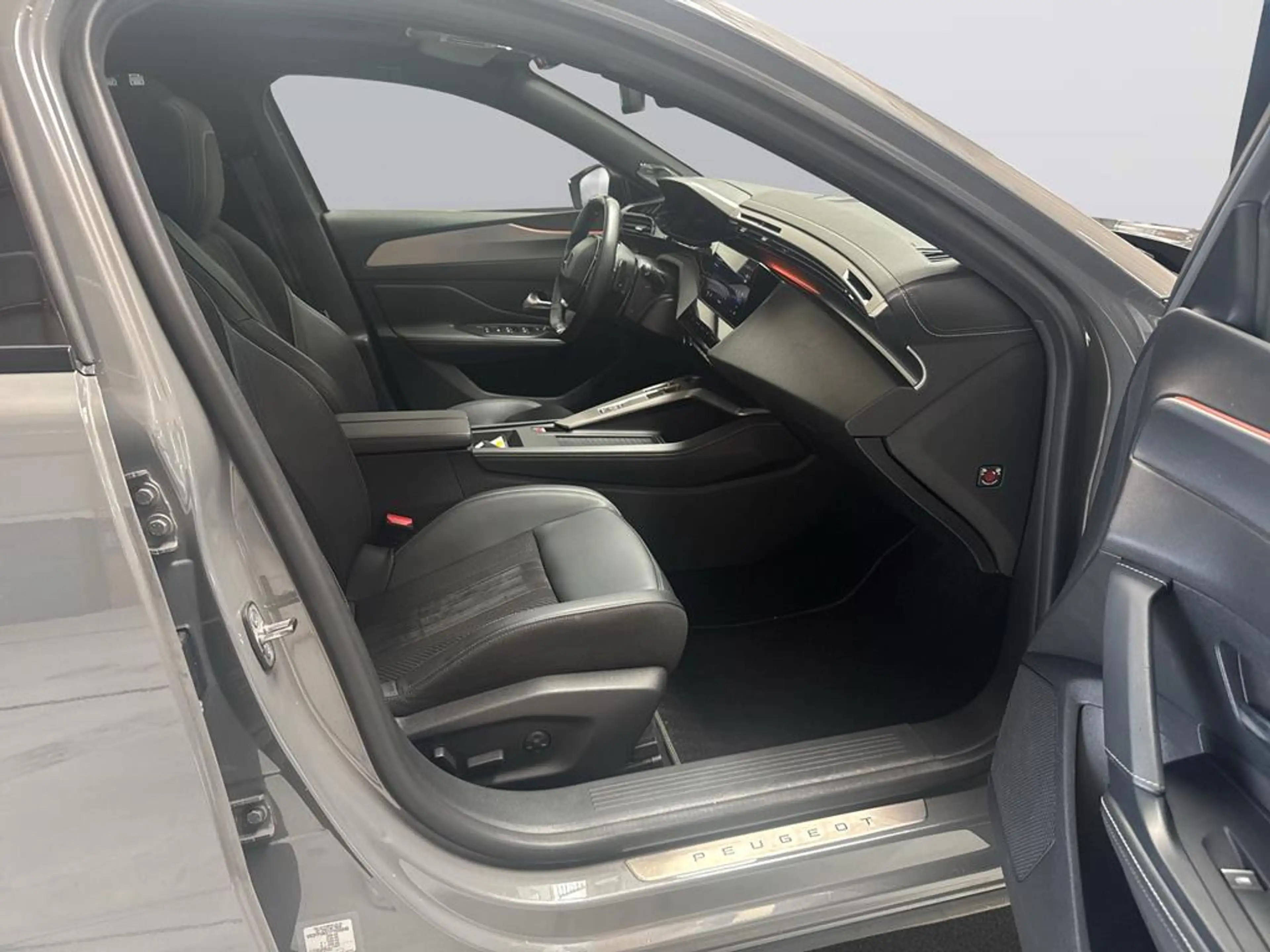 Peugeot 408 GT PureTech 130 EAT8 — photo 13