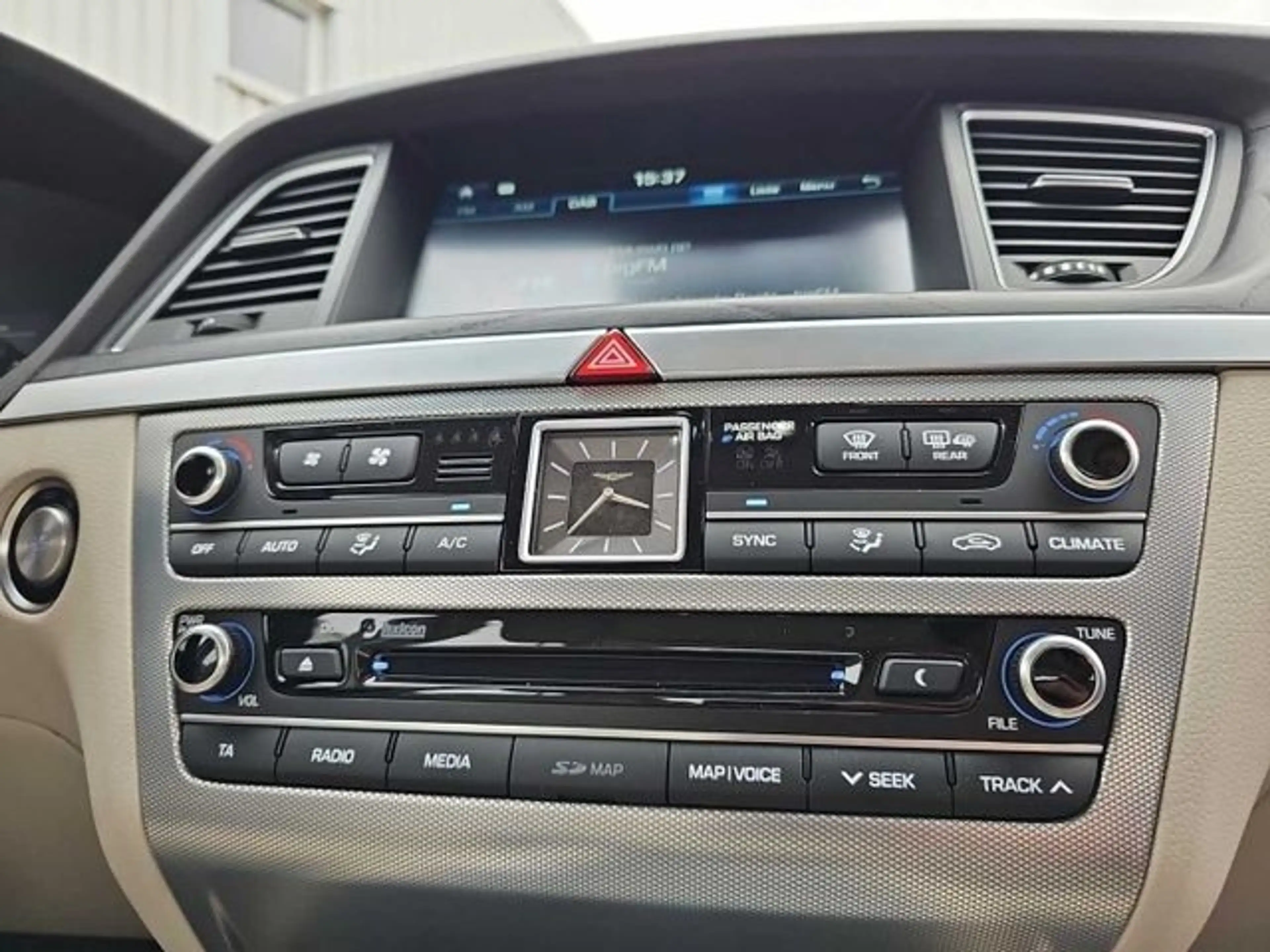 Genesis G80 Sportlimousine 3.8 V6 GDI HUD El. Panodach Navi Me — photo 16