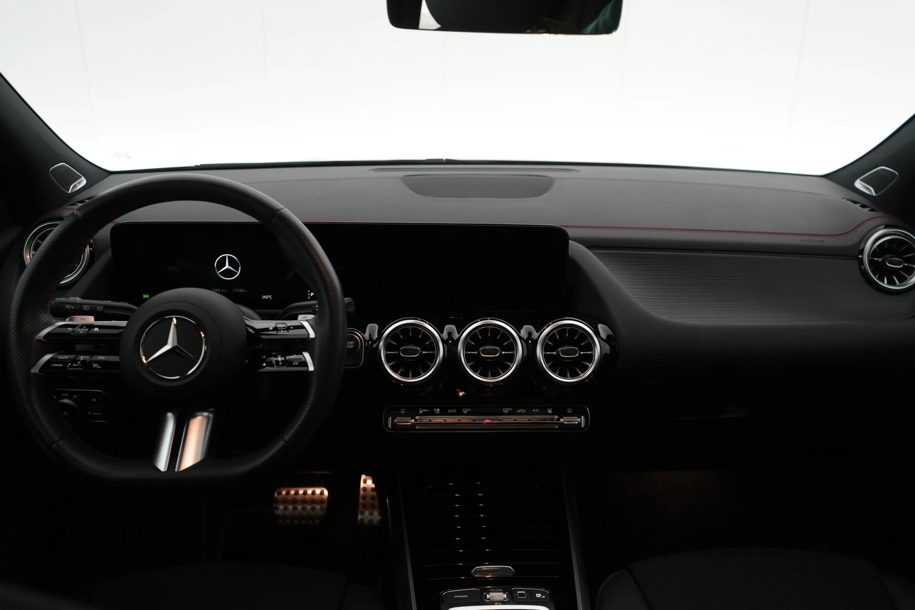 Mercedes-Benz EQA 300 4-Matic AMG Line LEDER/ALCANTARA LED GPS PDC CAM P — photo 13