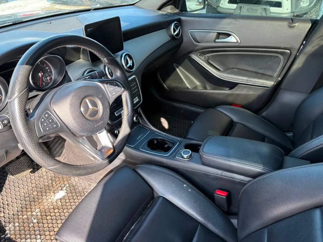 Mercedes-Benz CLA снимка Mercedes-Benz CLA
