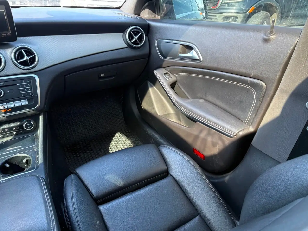 Mercedes-Benz CLA снимка Mercedes-Benz CLA