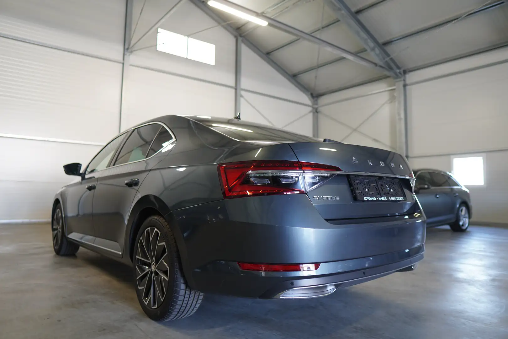 Skoda Superb 1,4 TSI PHEV L & K DSG 272 PS DIGITAL TACHO Grijs - 2