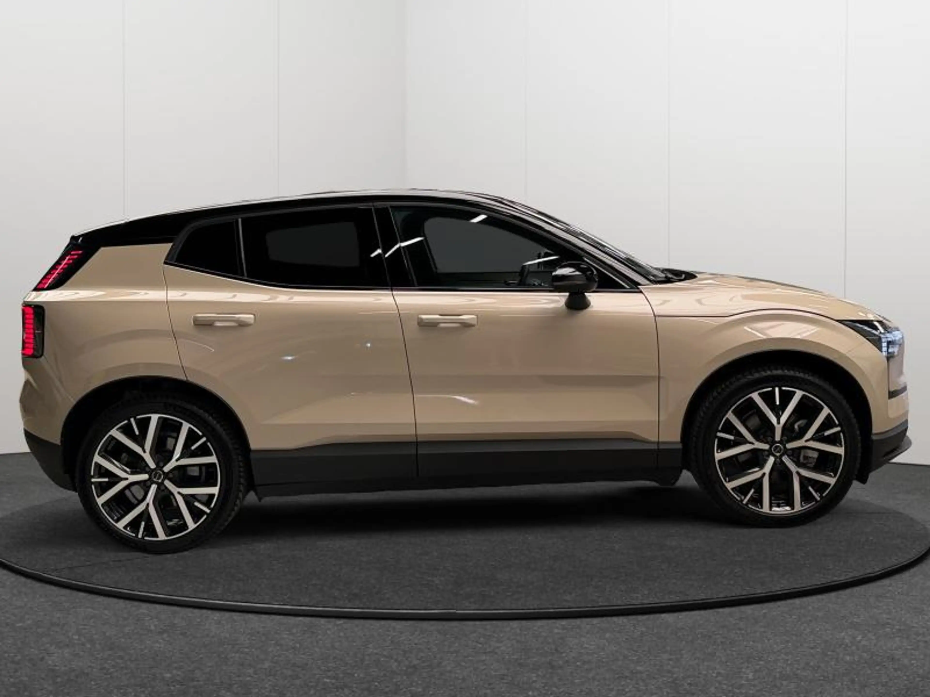 Volvo EX30 Plus BLACK EDITION P5 Long Range / Électrique 202 — photo 6