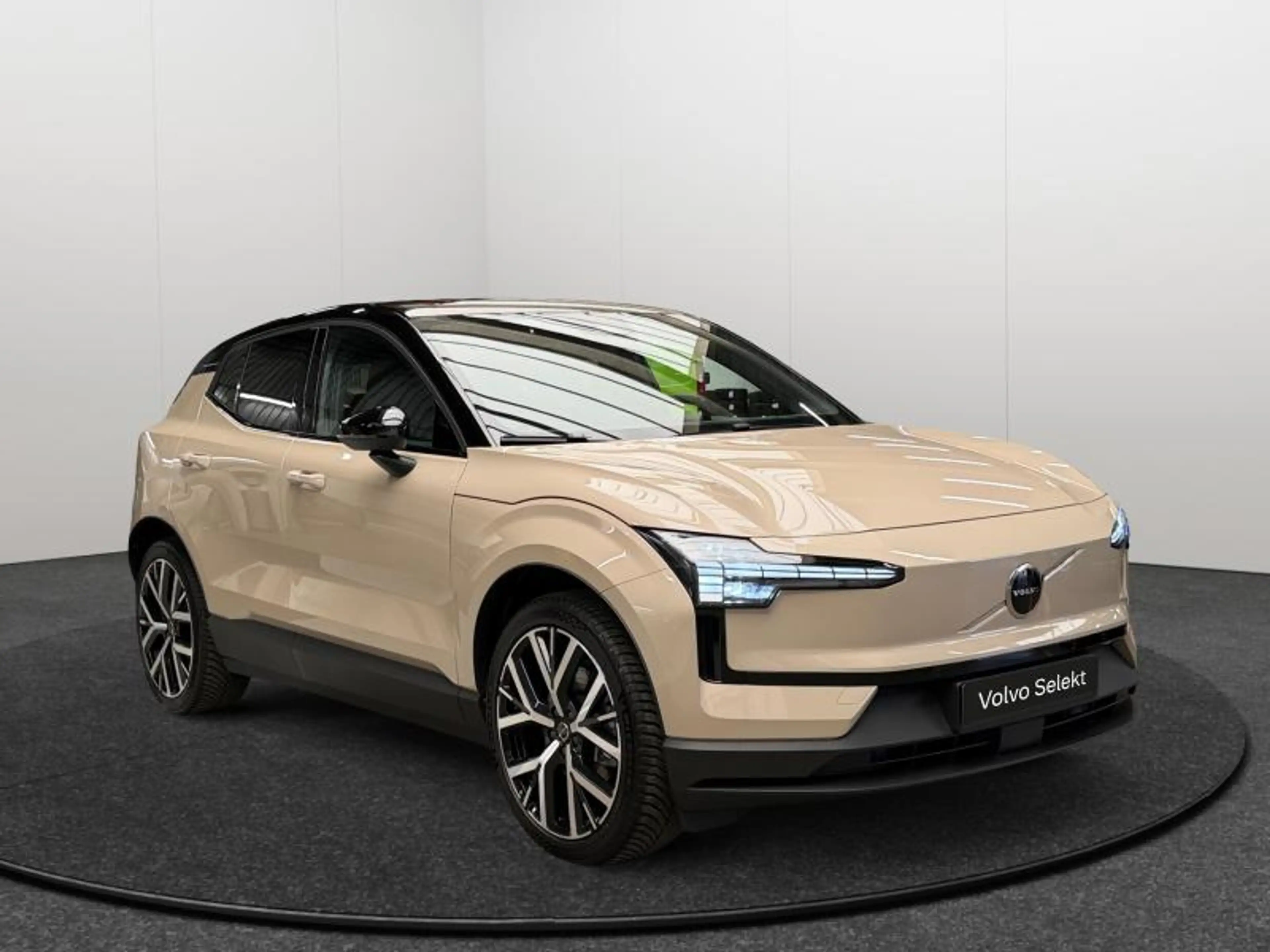 Volvo EX30 Plus BLACK EDITION P5 Long Range / Électrique 202 — photo 7