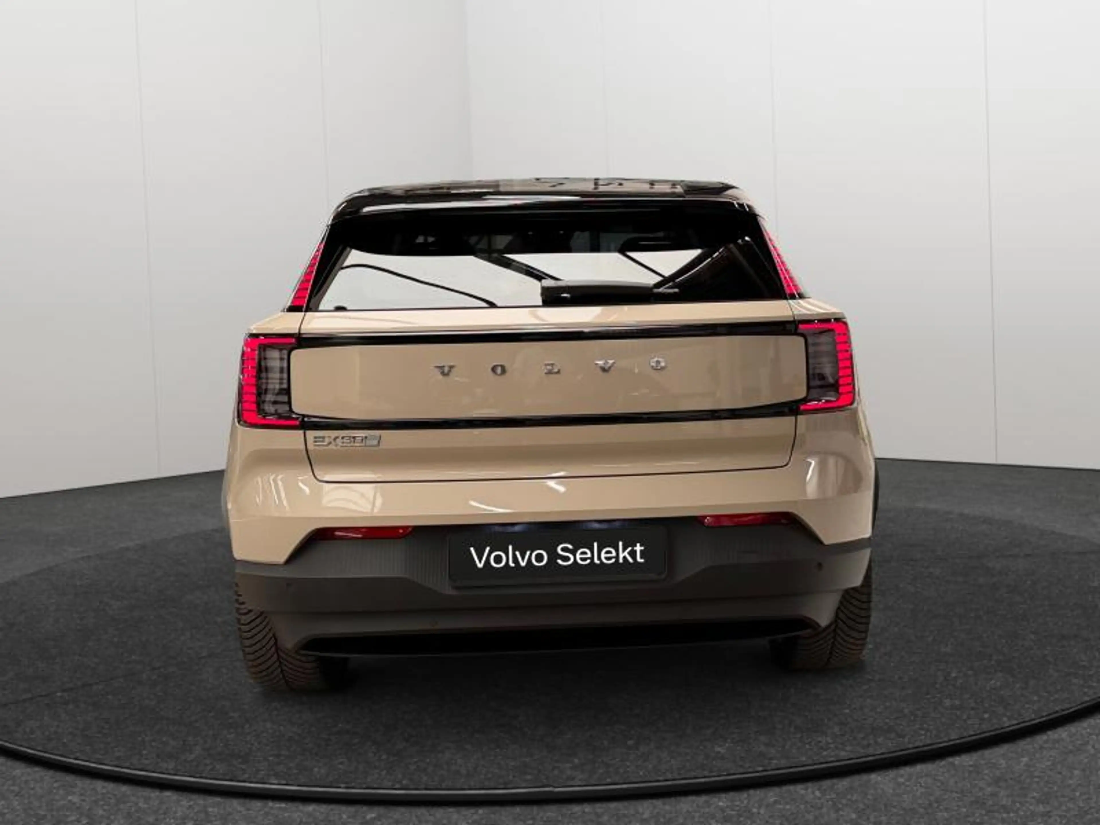 Volvo EX30 Plus BLACK EDITION P5 Long Range / Électrique 202 — photo 4