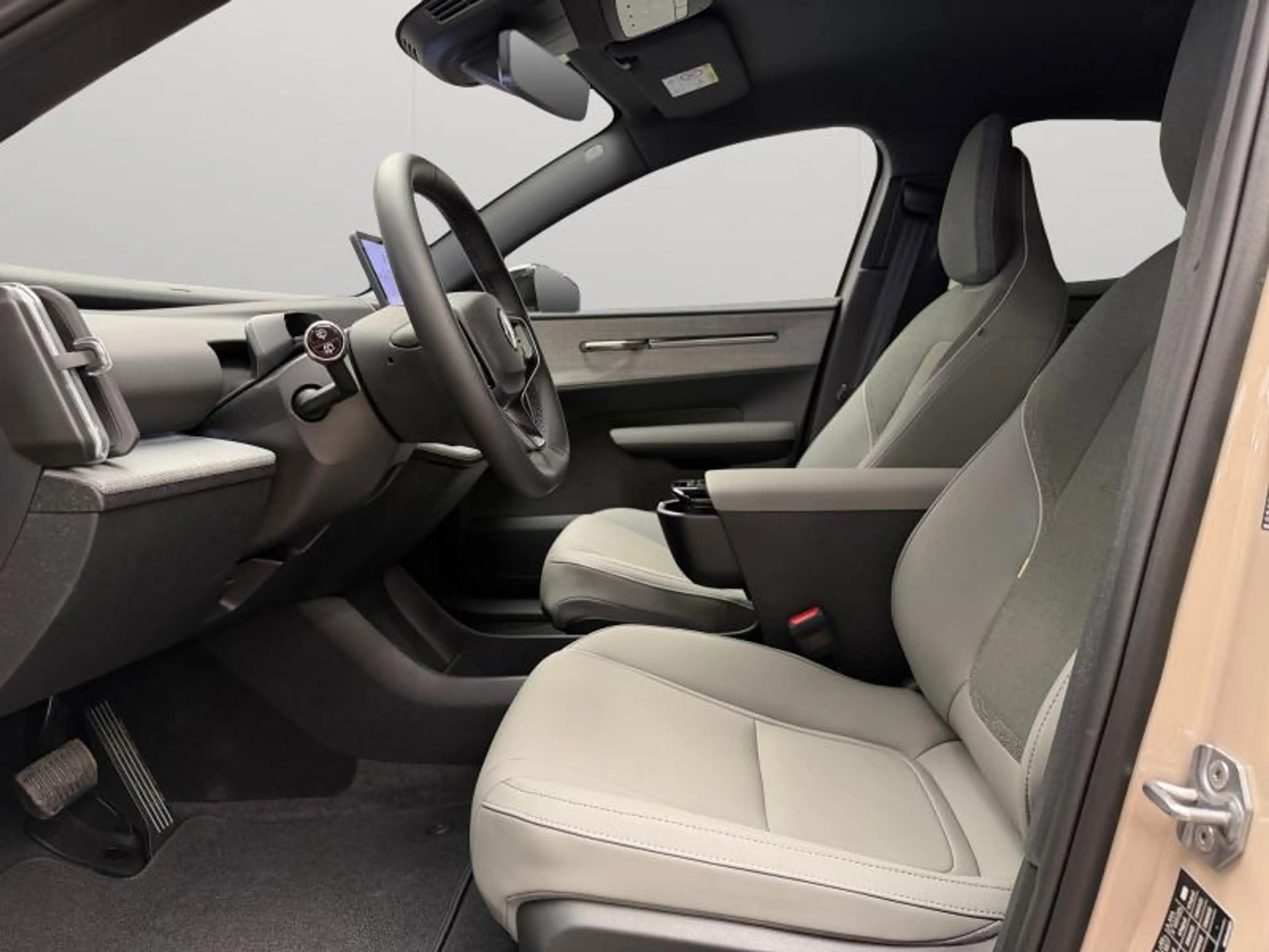 Volvo EX30 Plus BLACK EDITION P5 Long Range / Électrique 202 — photo 9